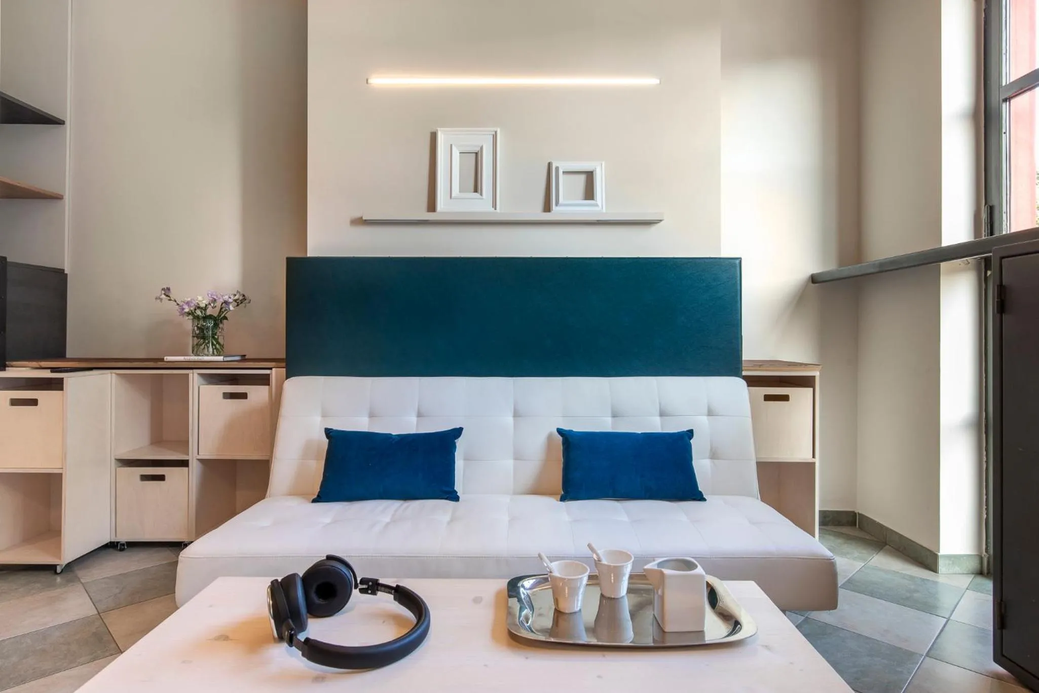 Seating area, Bed in Residence 2Gi