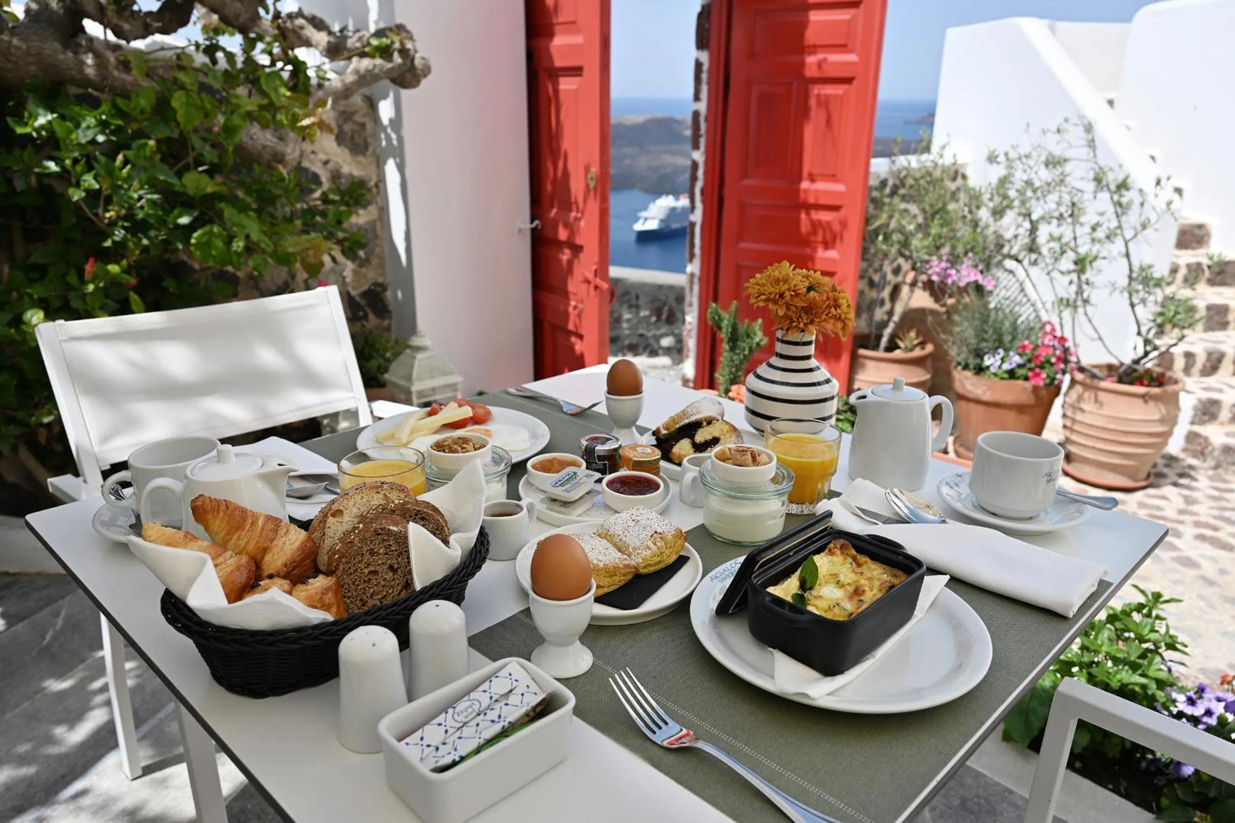 Restaurant/places to eat in Aigialos Luxury Traditional Settlement