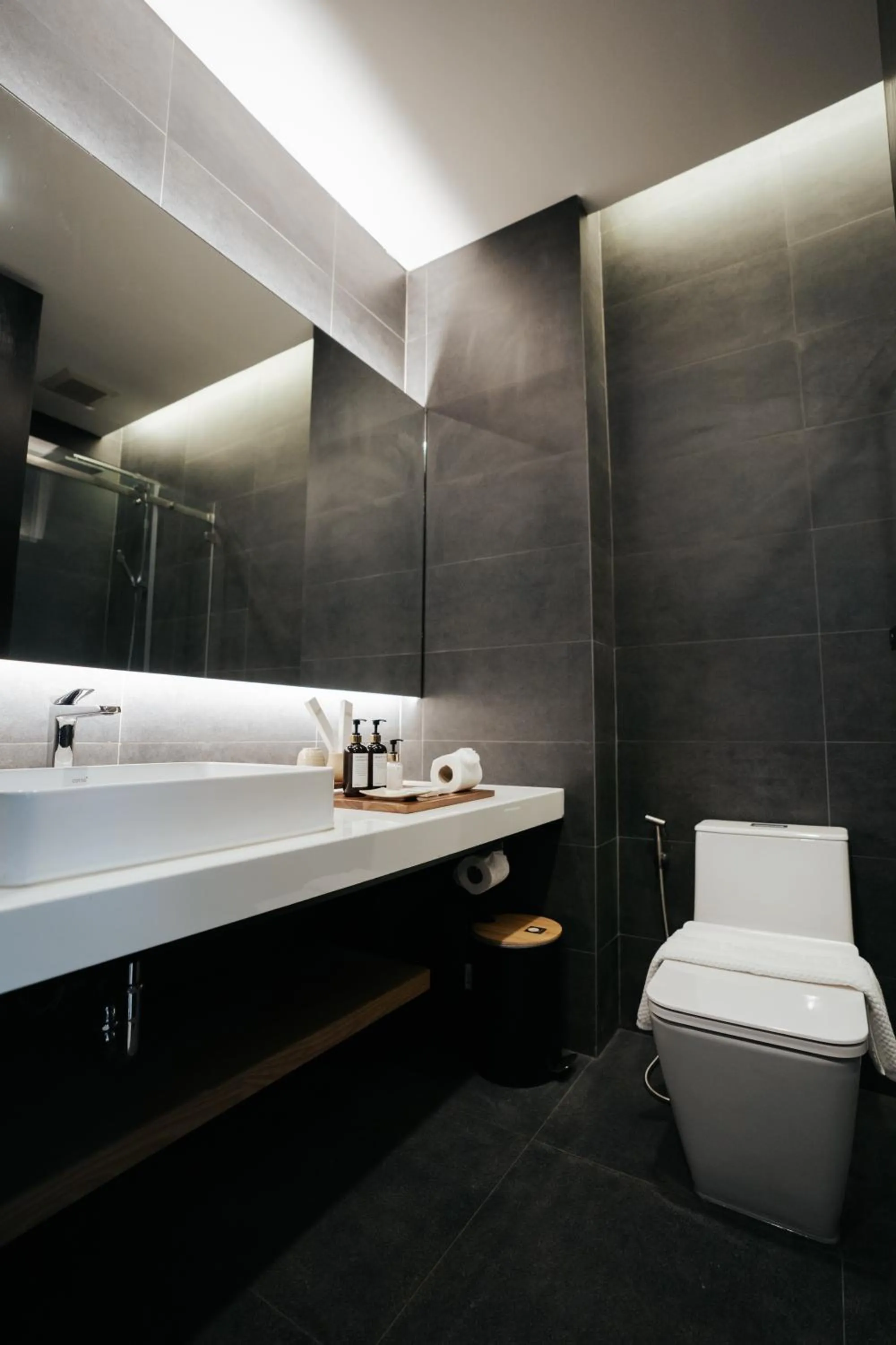 Toilet in The Grandiose Hotel Chiang Rai เดอะแกรนด์ดิโอสเชียงราย