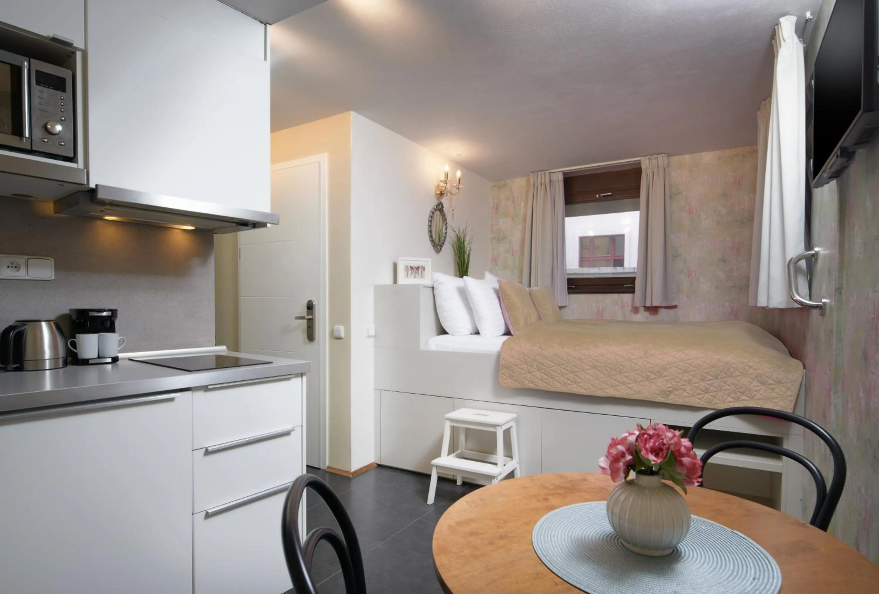 Kitchen or kitchenette in 4 Arts Apartments by Adrez