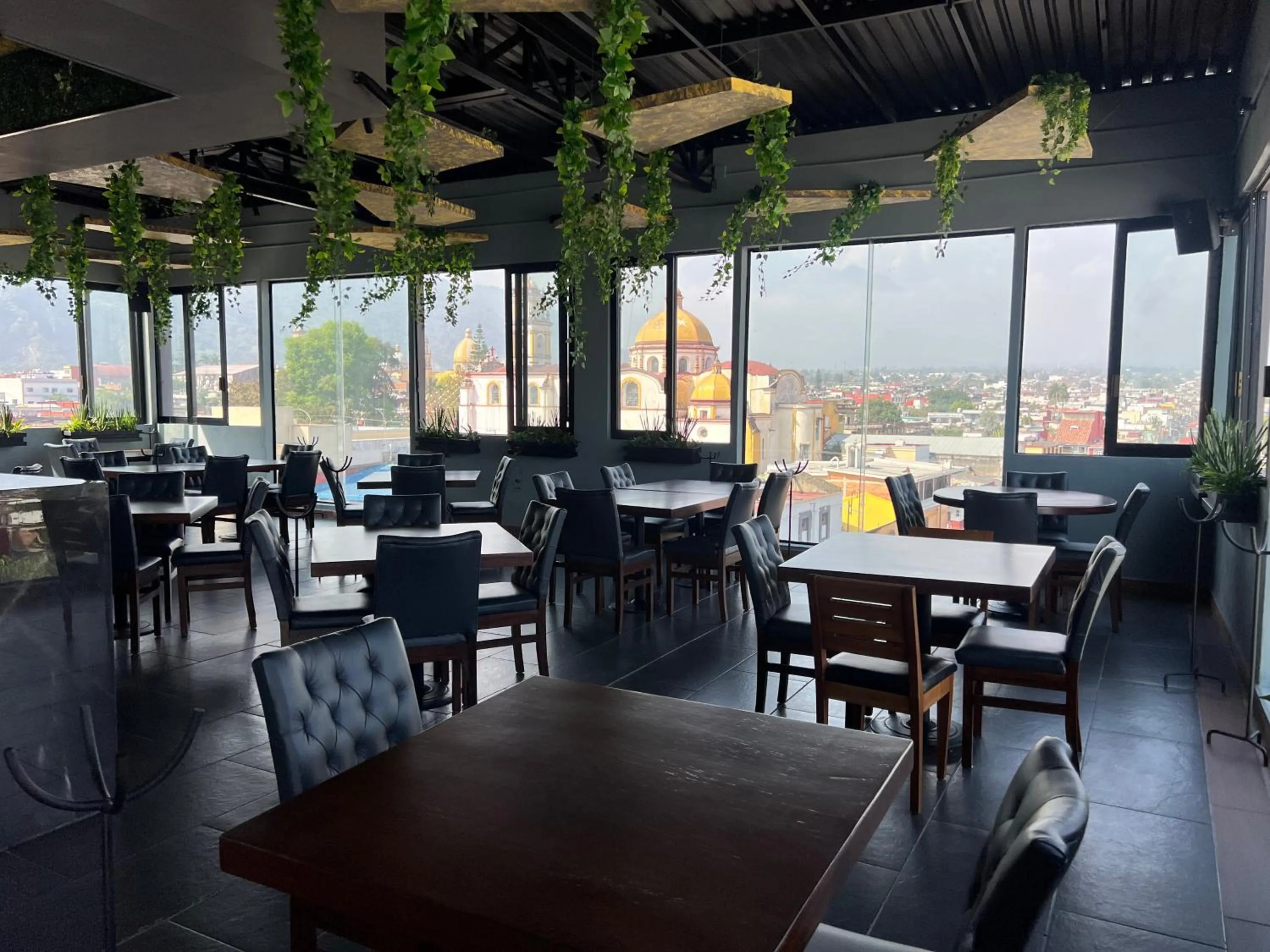 Restaurant/places to eat in Hotel HAUS Express