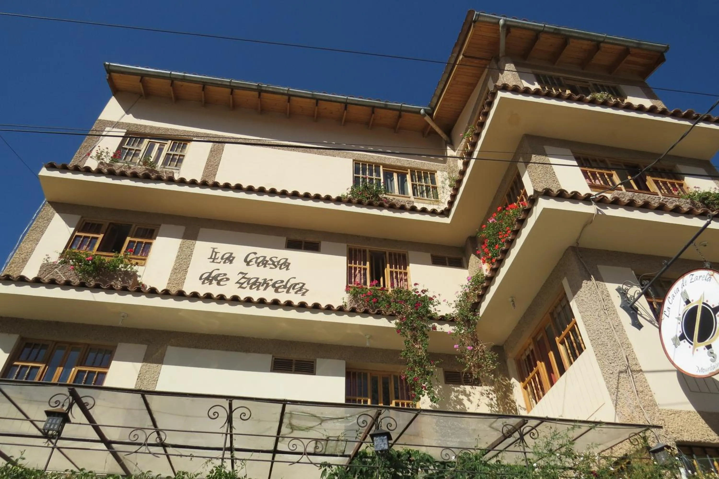 Property building in La Casa de Zarela
