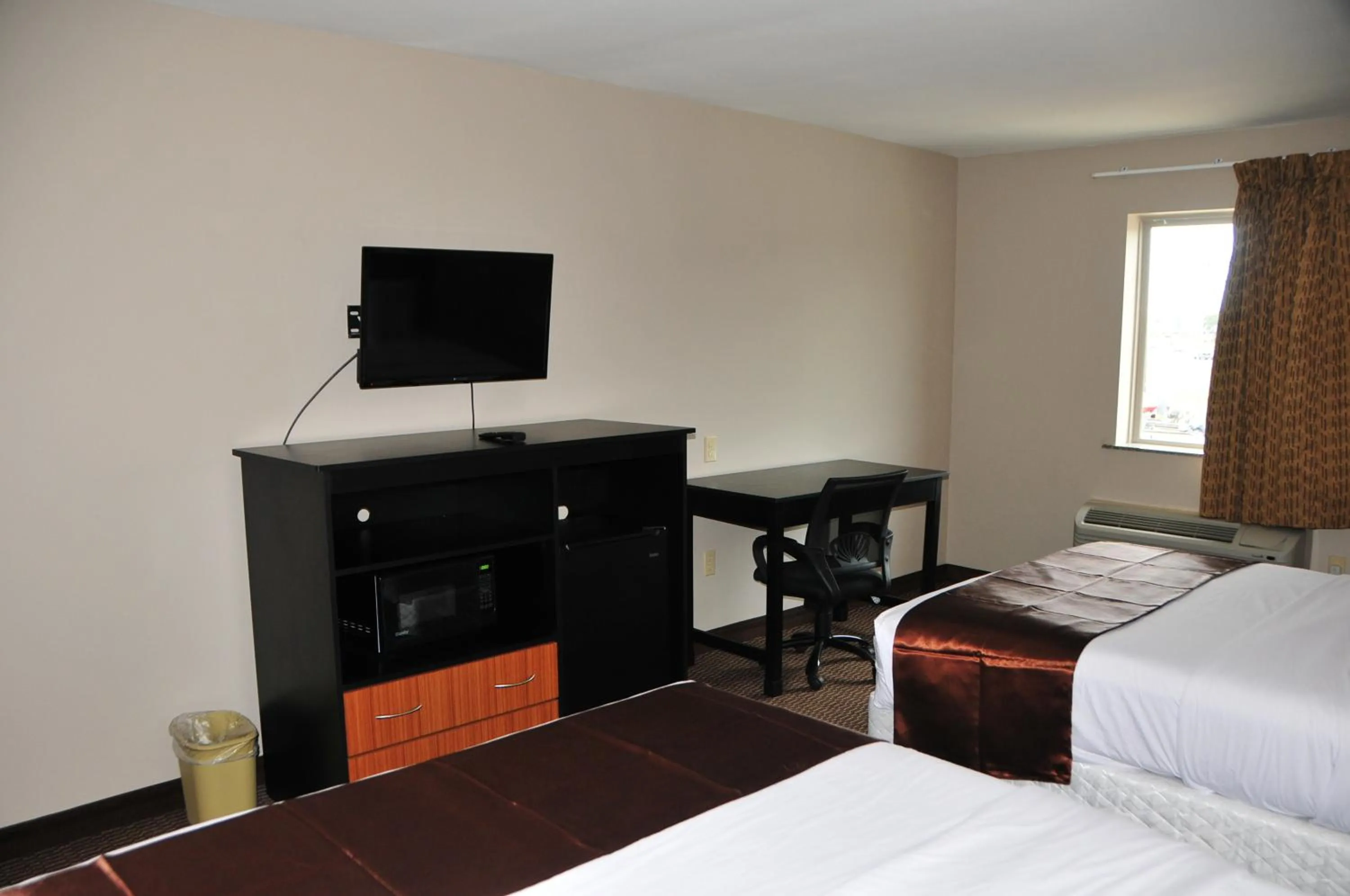 Photo of the whole room, Bed in Paradise Inn & Suites