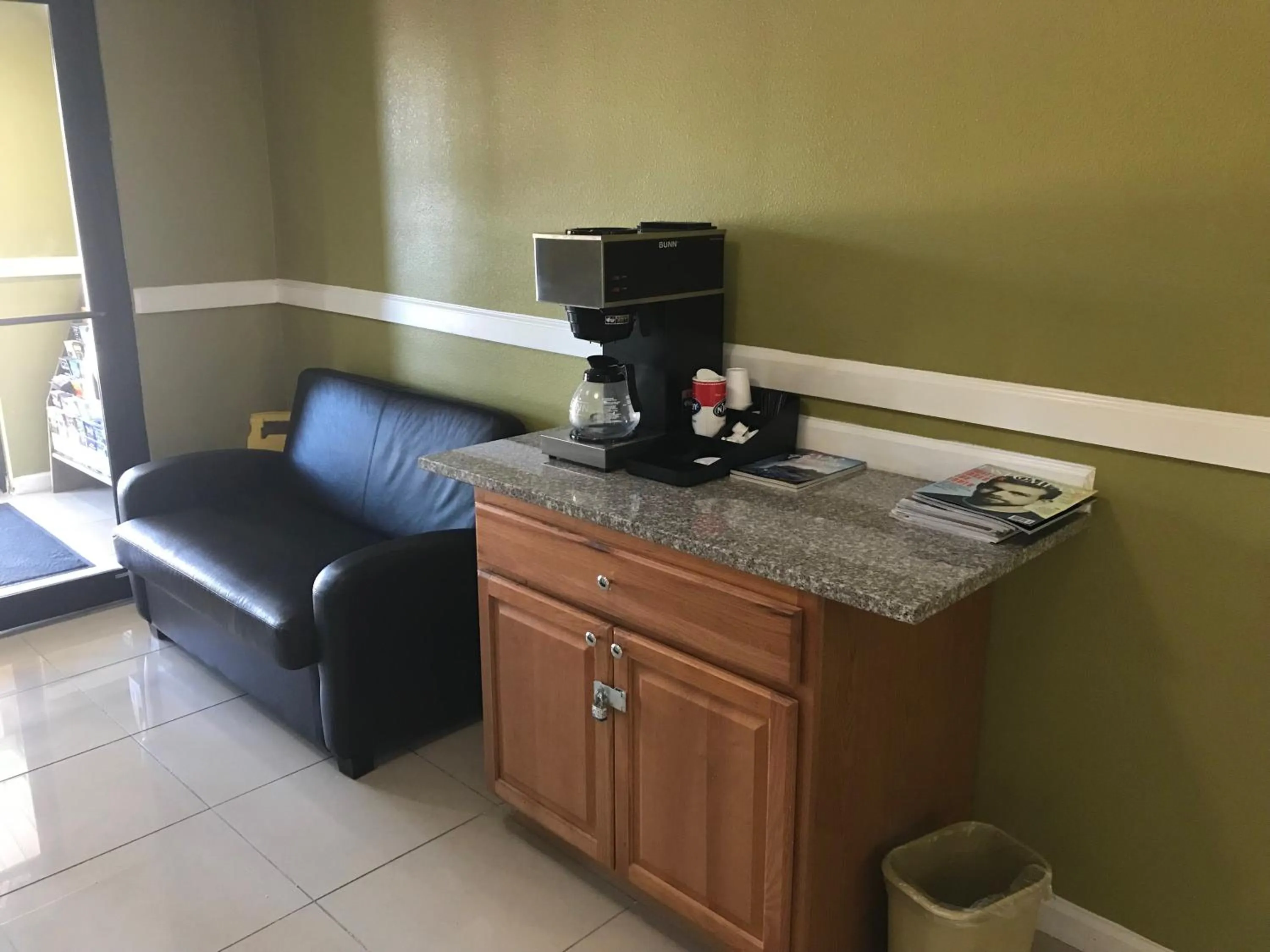 Coffee/tea facilities in Paradise Inn & Suites