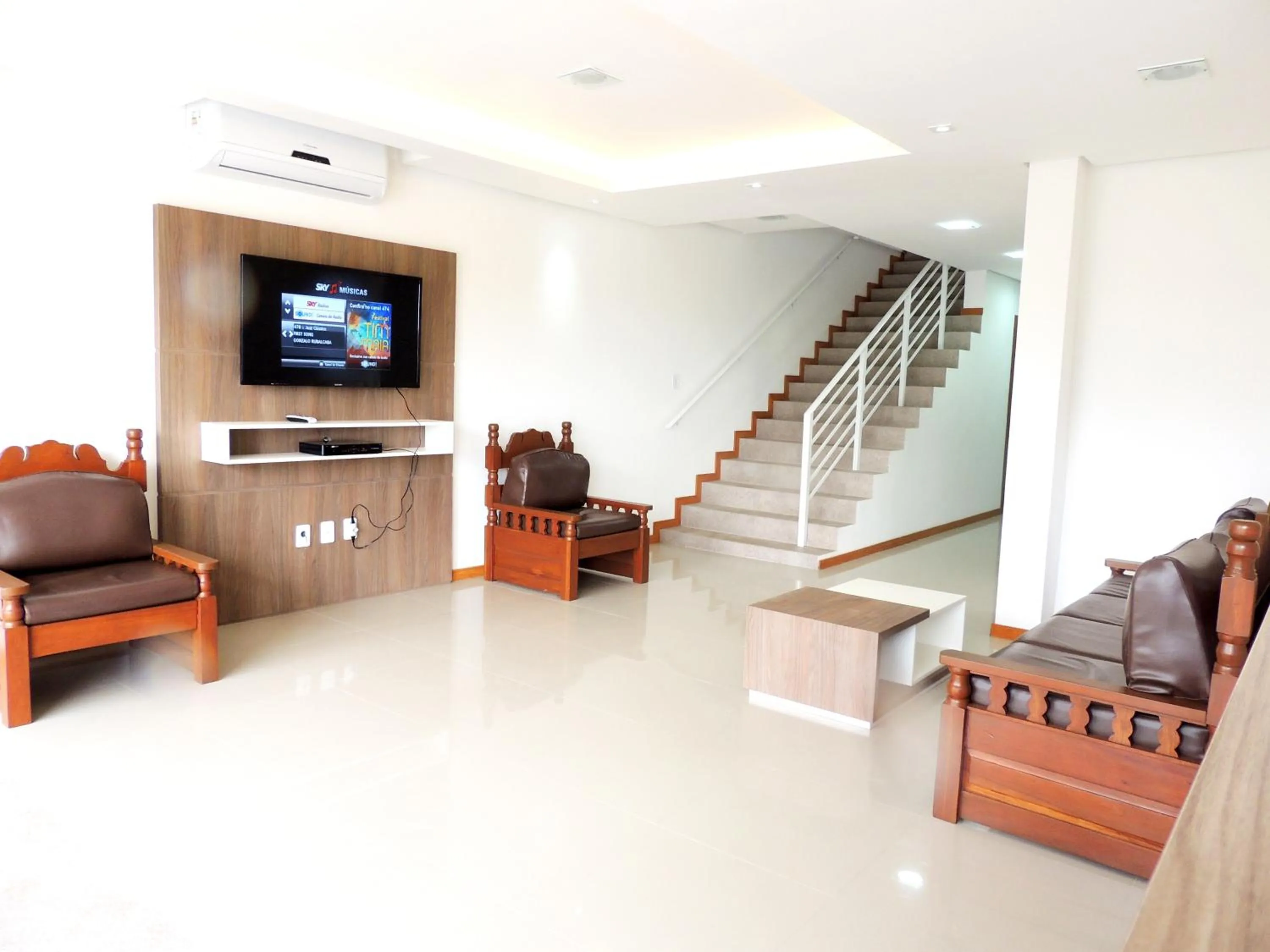 Communal lounge/ TV room in Pousada Molhes da Barra