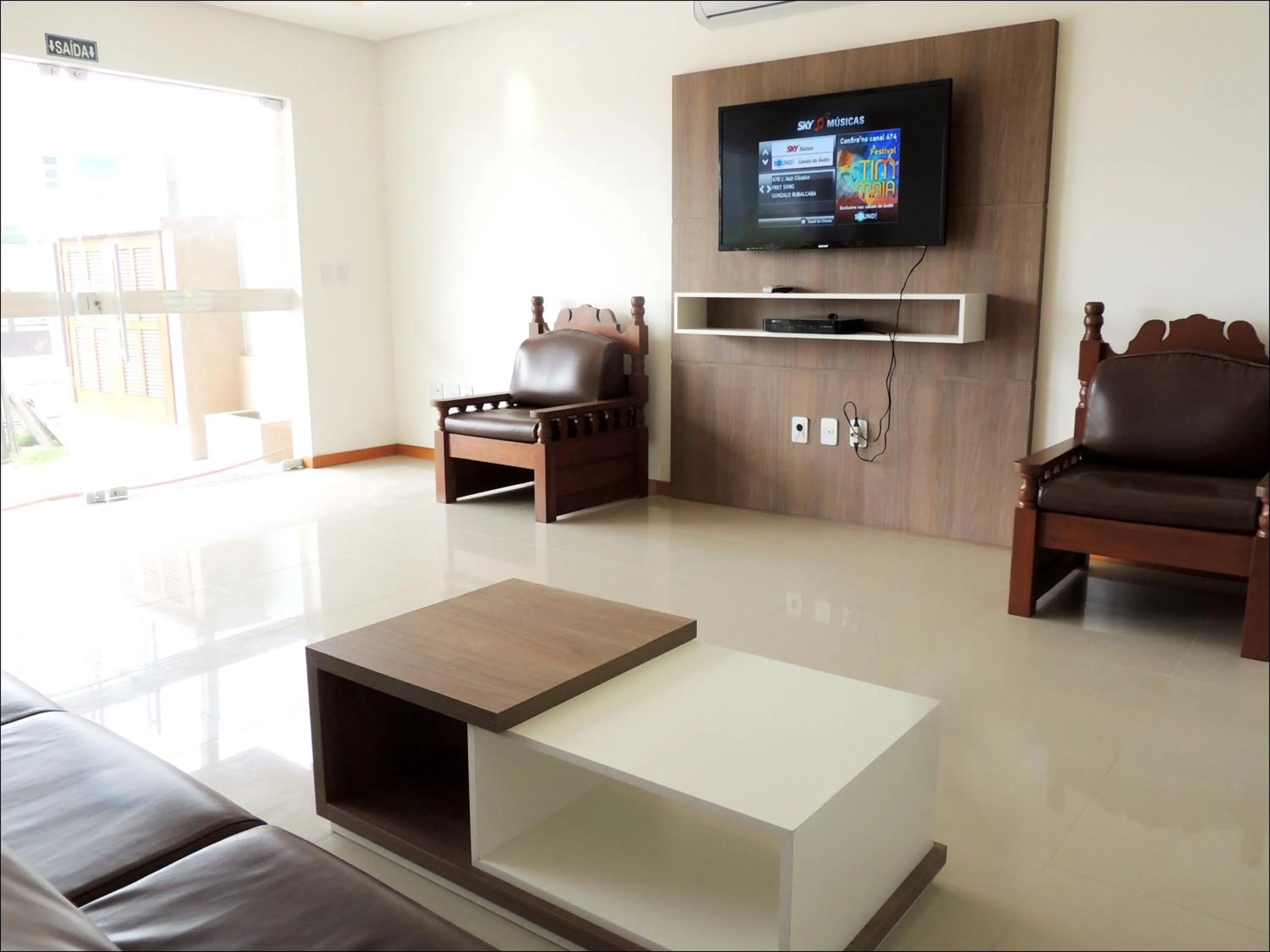 Communal lounge/ TV room in Pousada Molhes da Barra