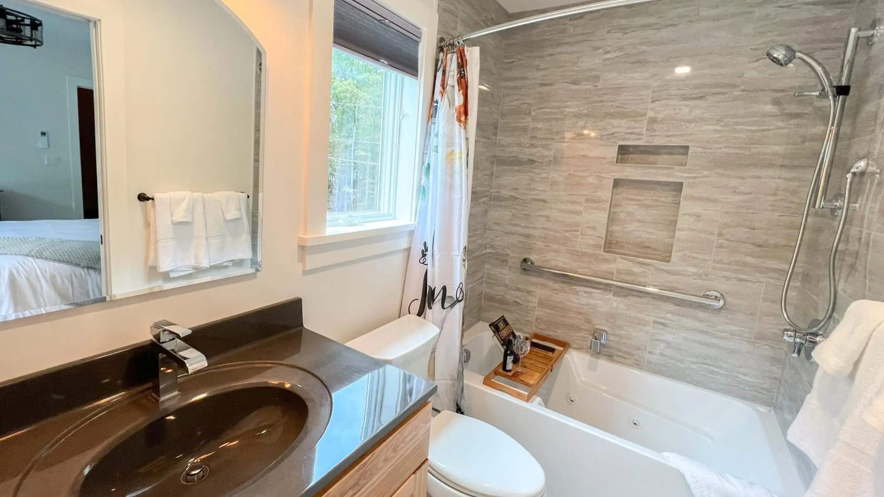 Queen Room with Balcony in Four Seasons For Fun Bed & Breakfast Queen Room with Balcony in Four Seasons For Fun Bed & Breakfast