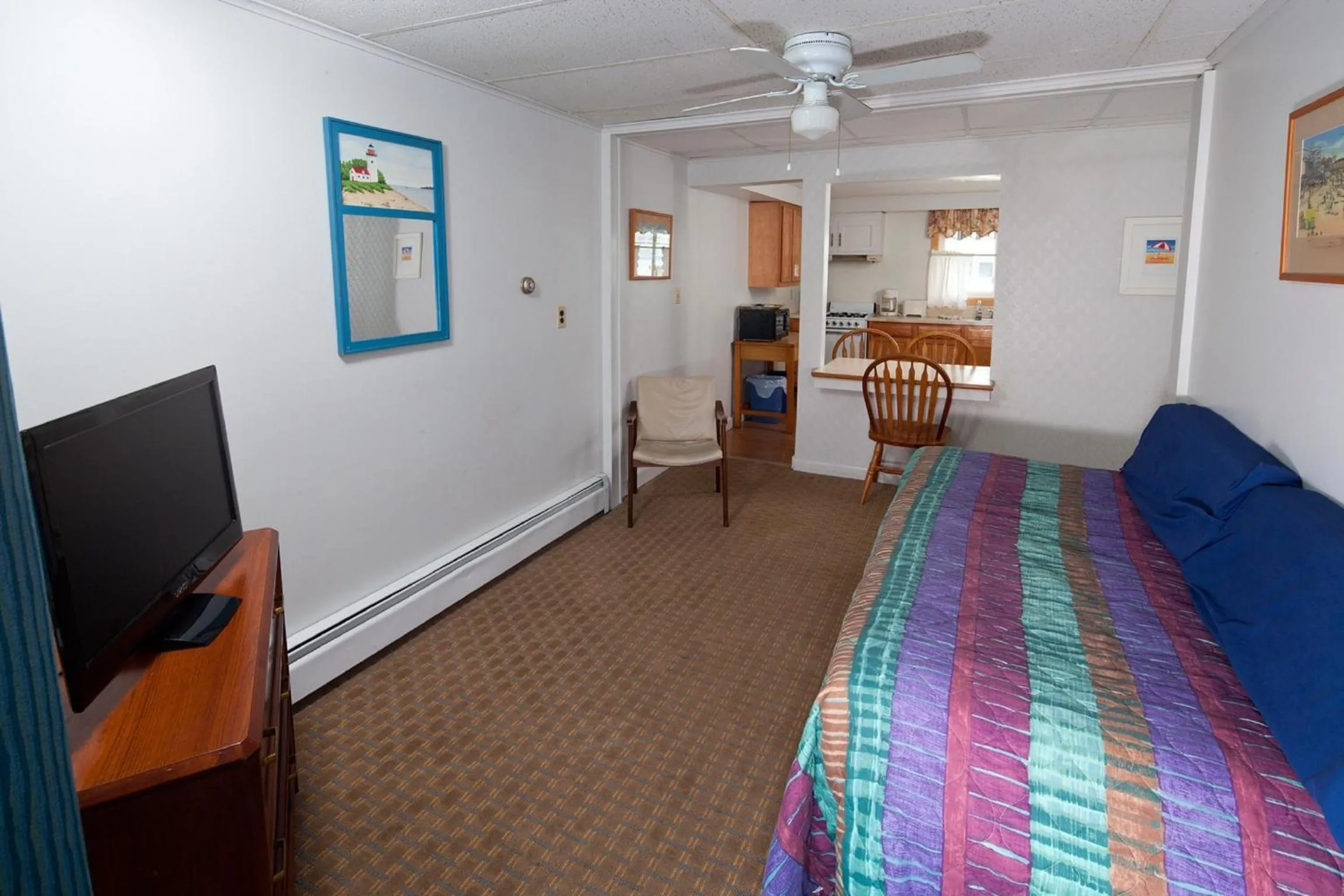 Living room, Bed in Crest Motel
