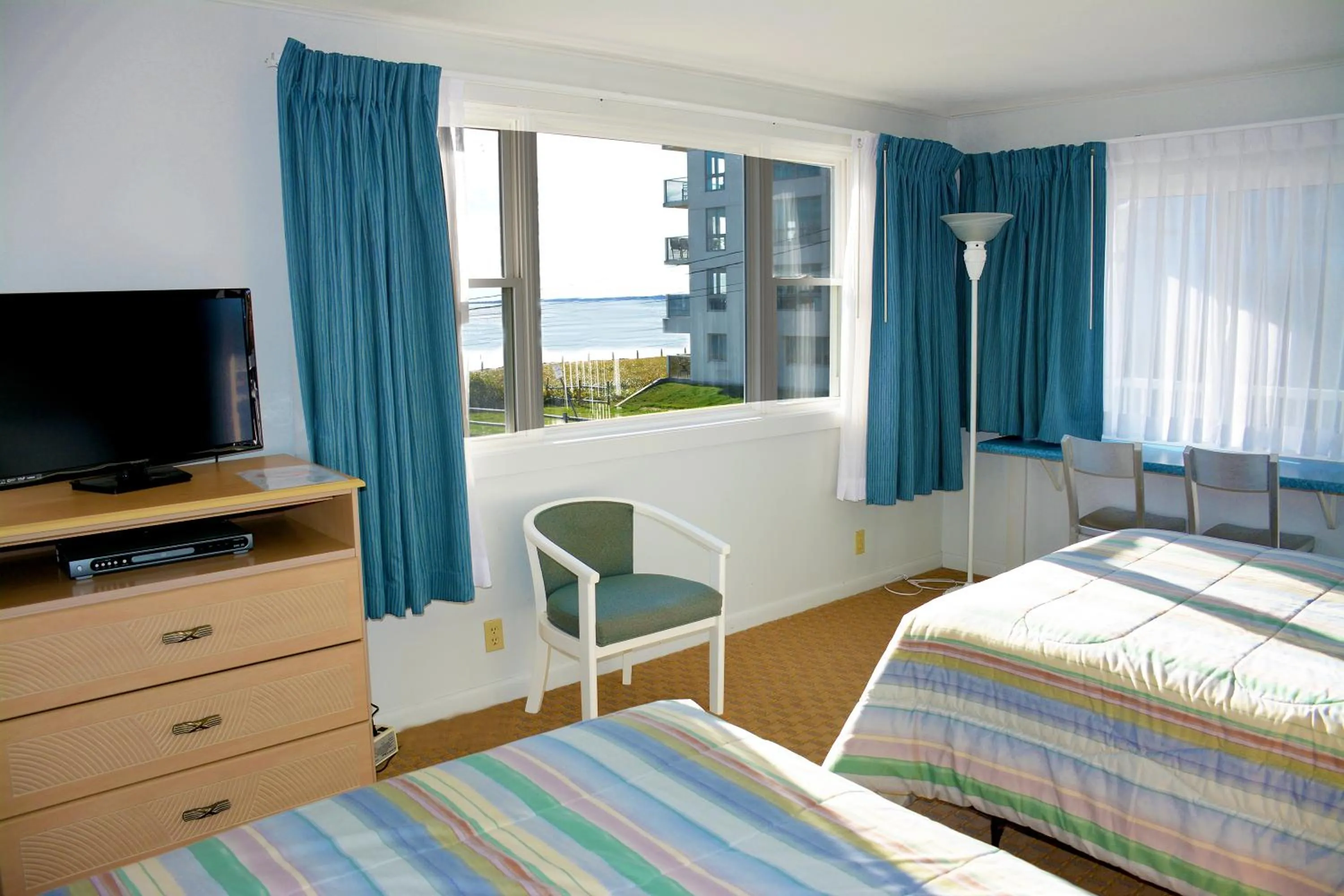 Photo of the whole room, Bed in Crest Motel