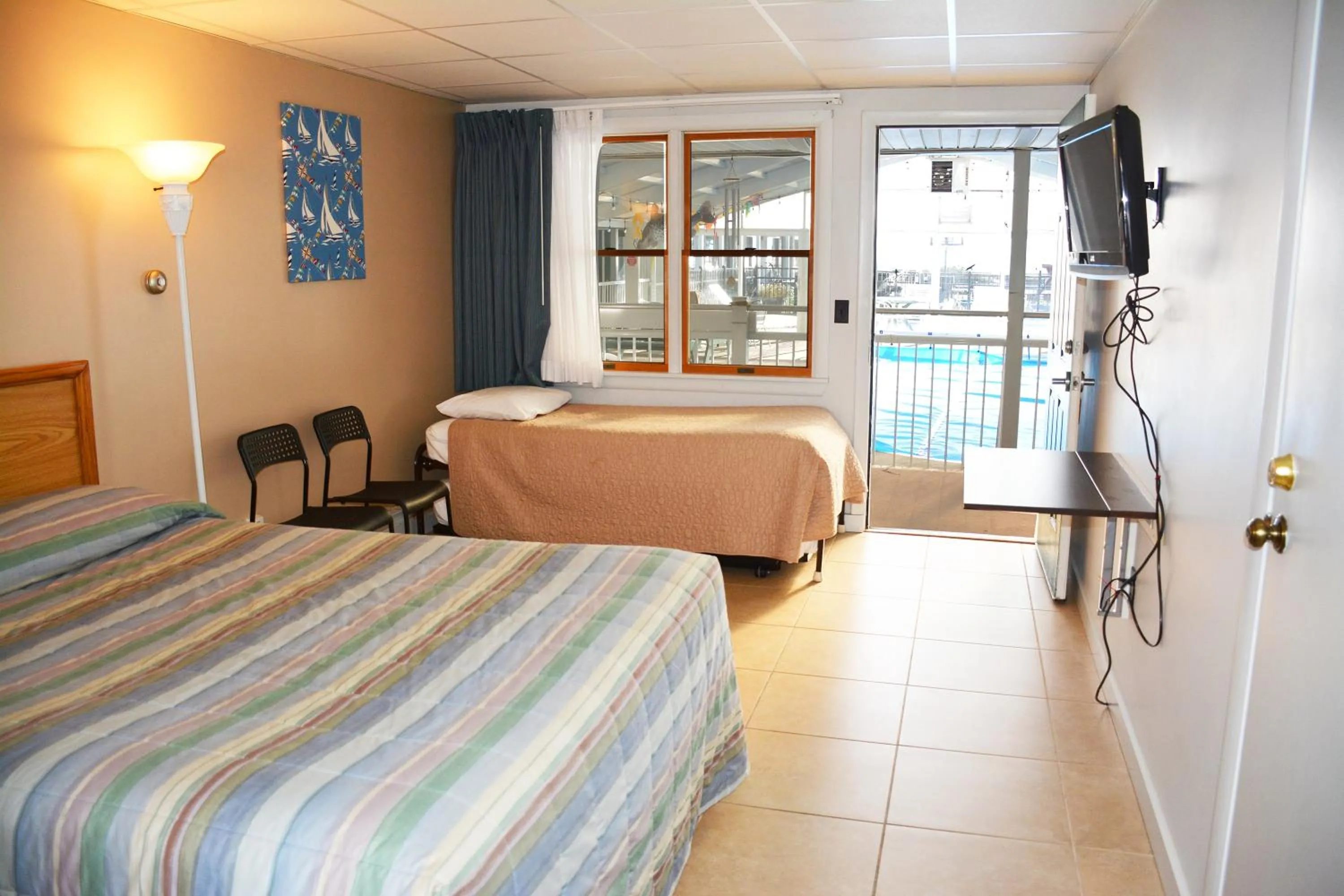 Pool view, Bed in Crest Motel