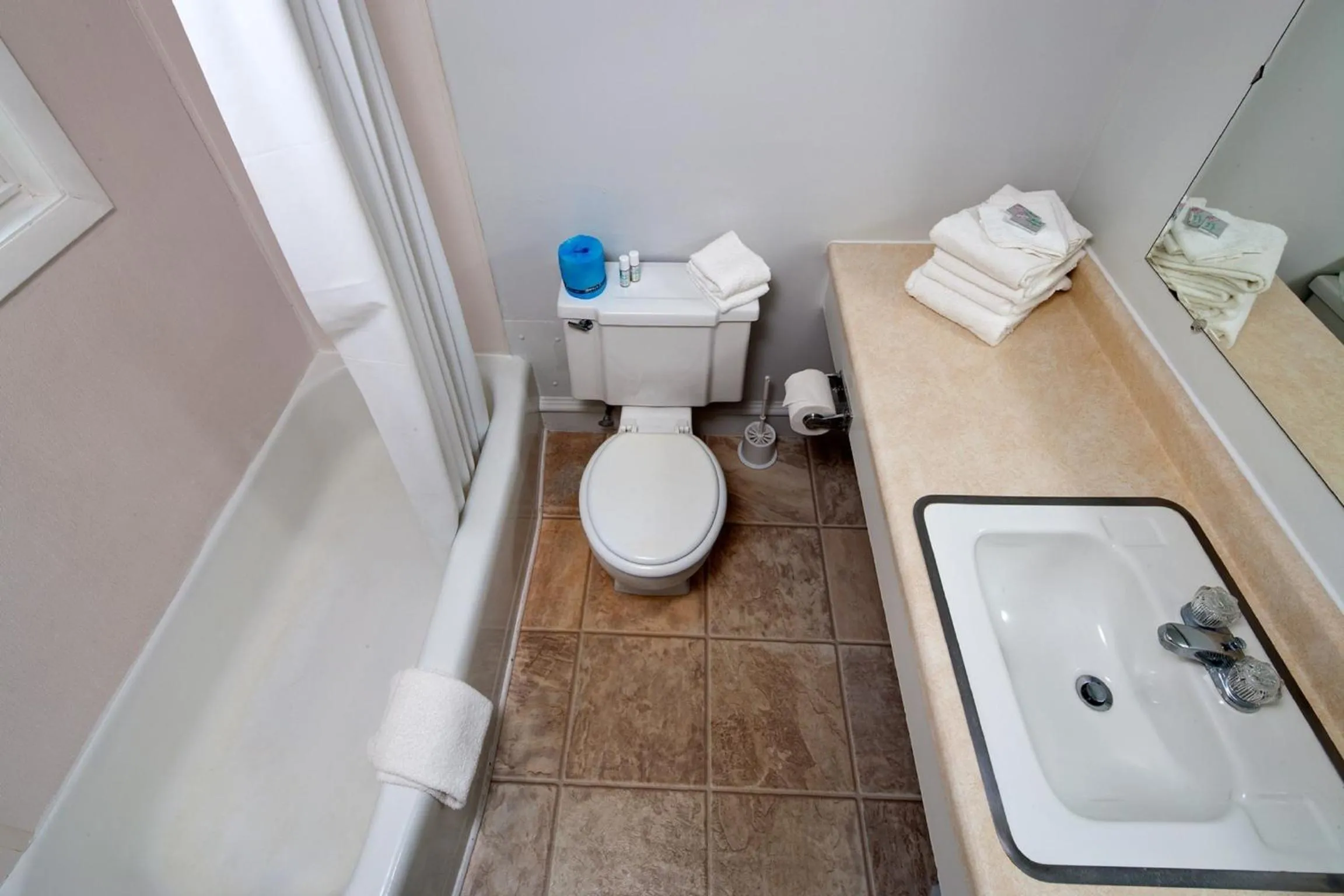 Bathroom in Crest Motel