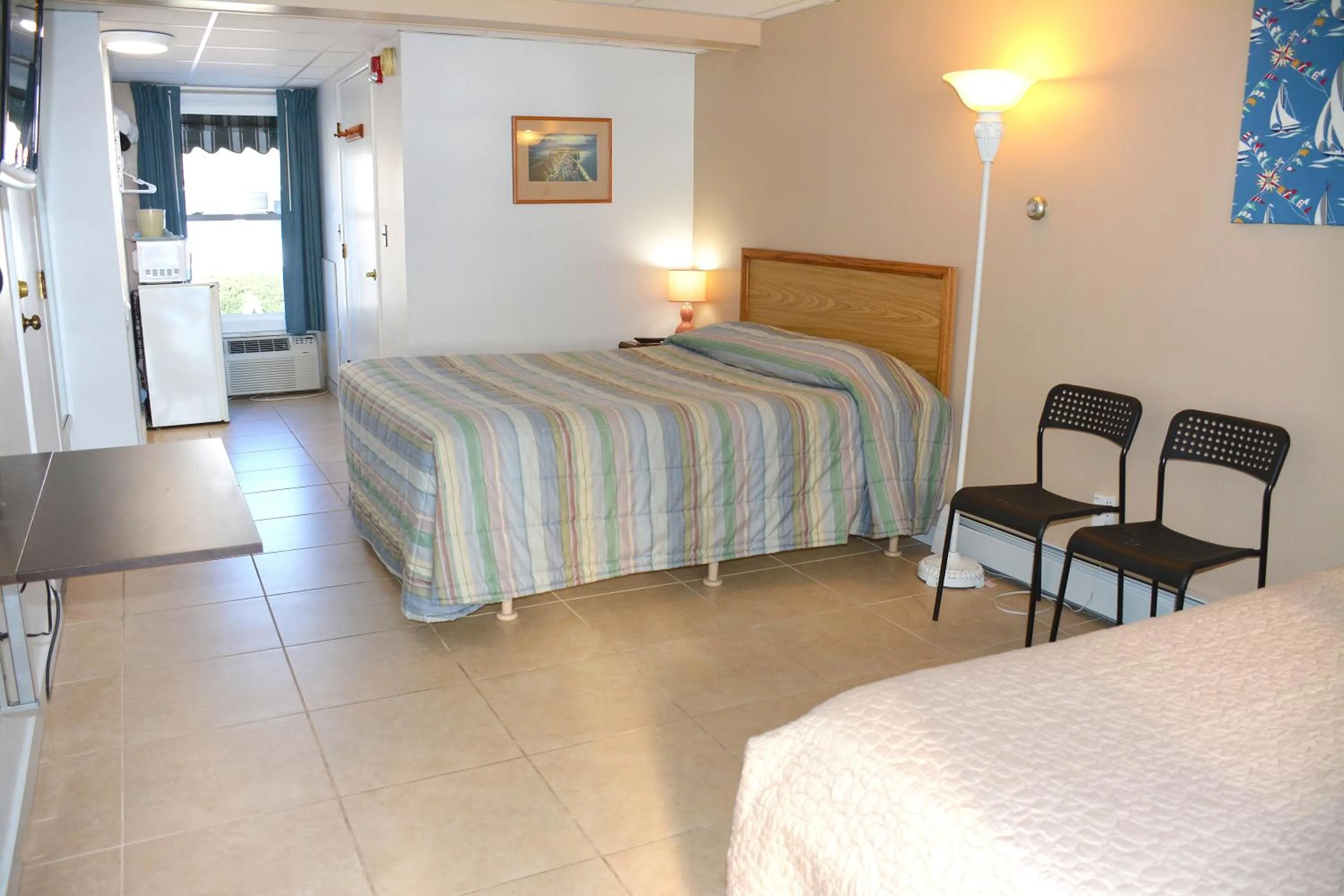 Photo of the whole room, Bed in Crest Motel