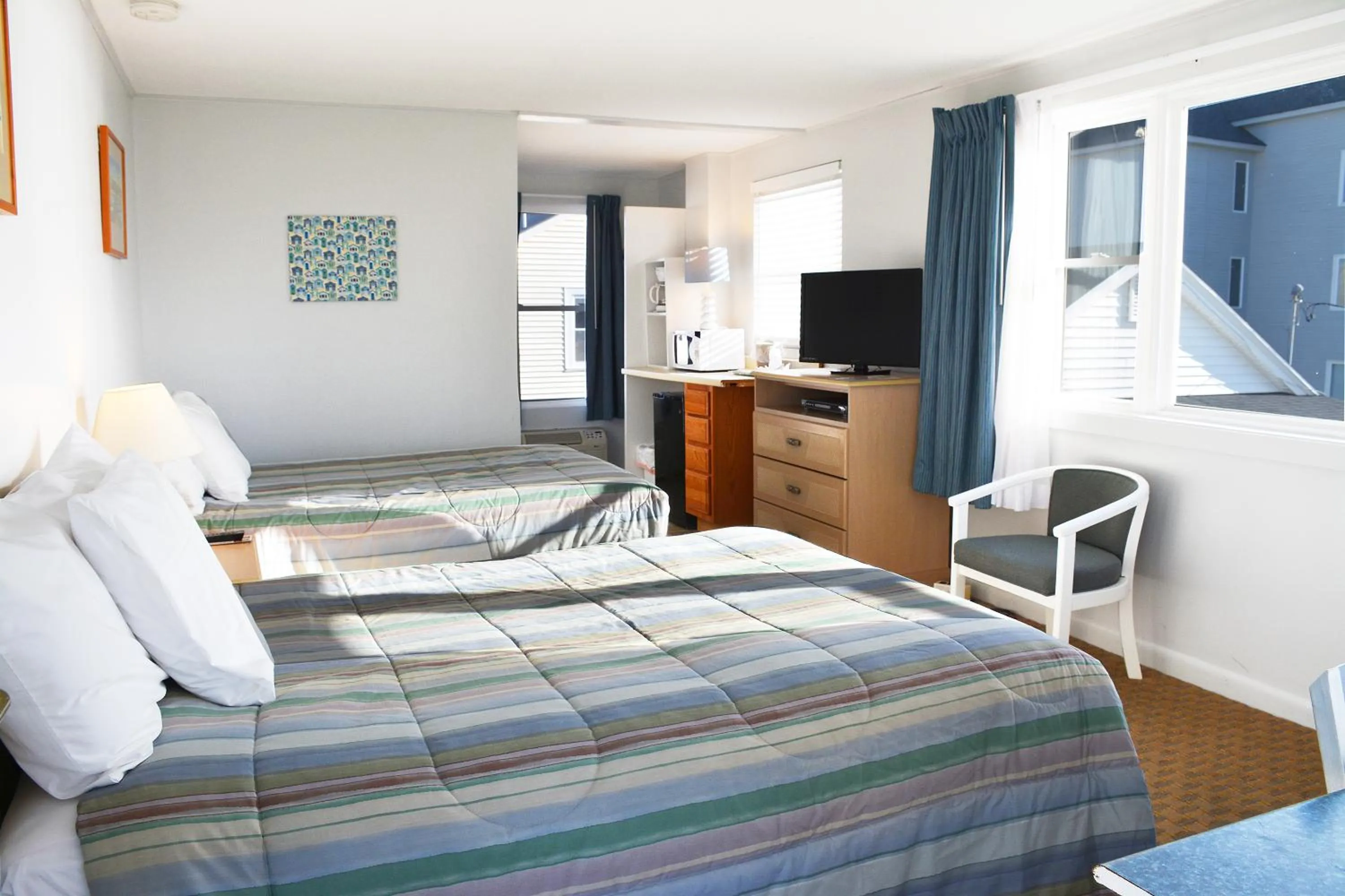 Photo of the whole room, Bed in Crest Motel