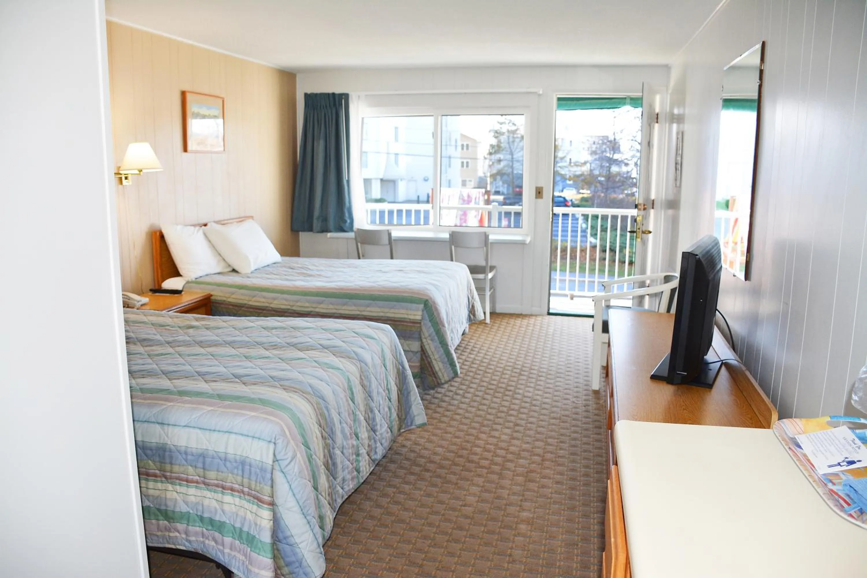 Photo of the whole room, Bed in Crest Motel