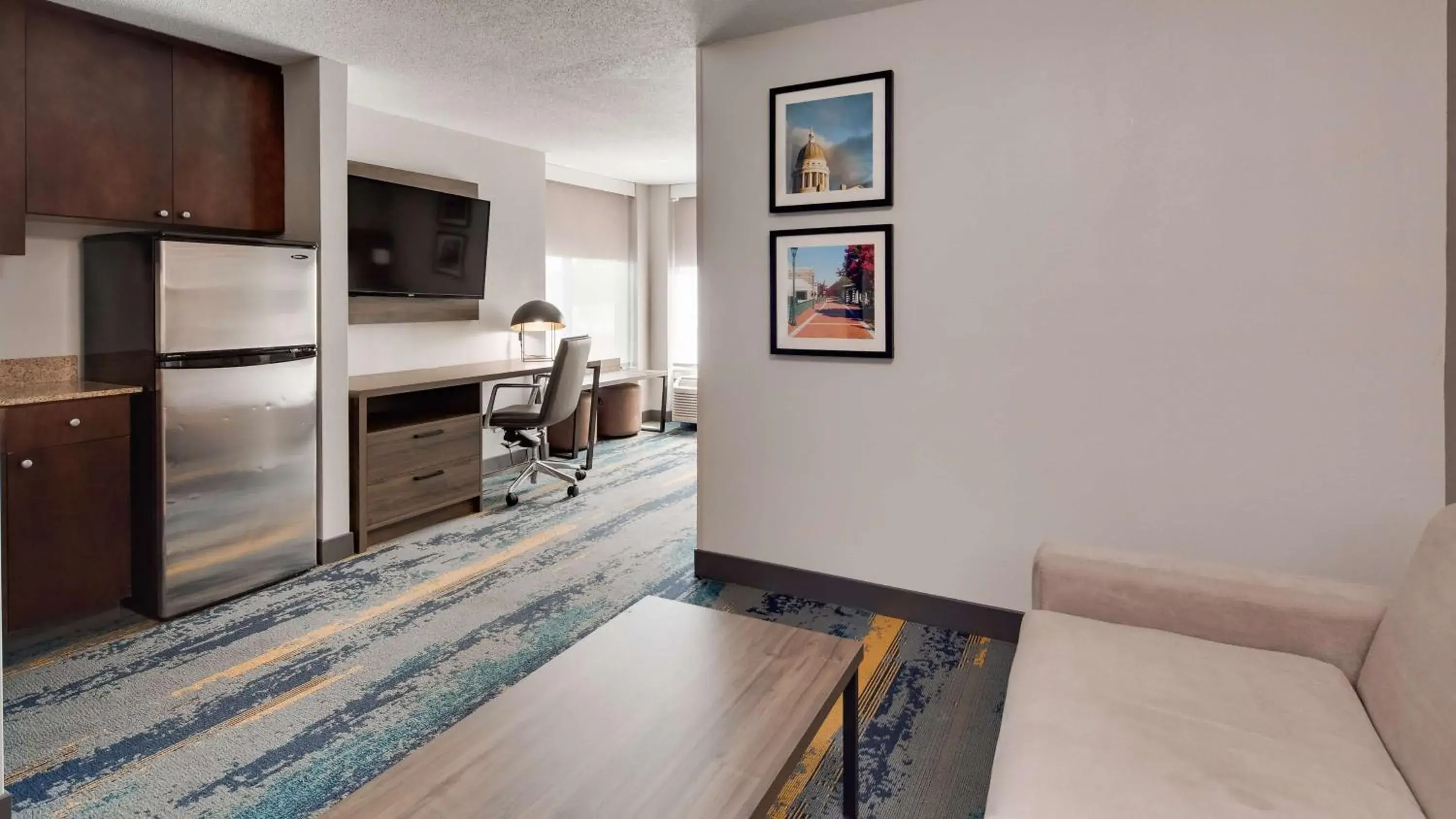 Living room, TV/Entertainment Center in Best Western Plus Augusta North Inn & Suites