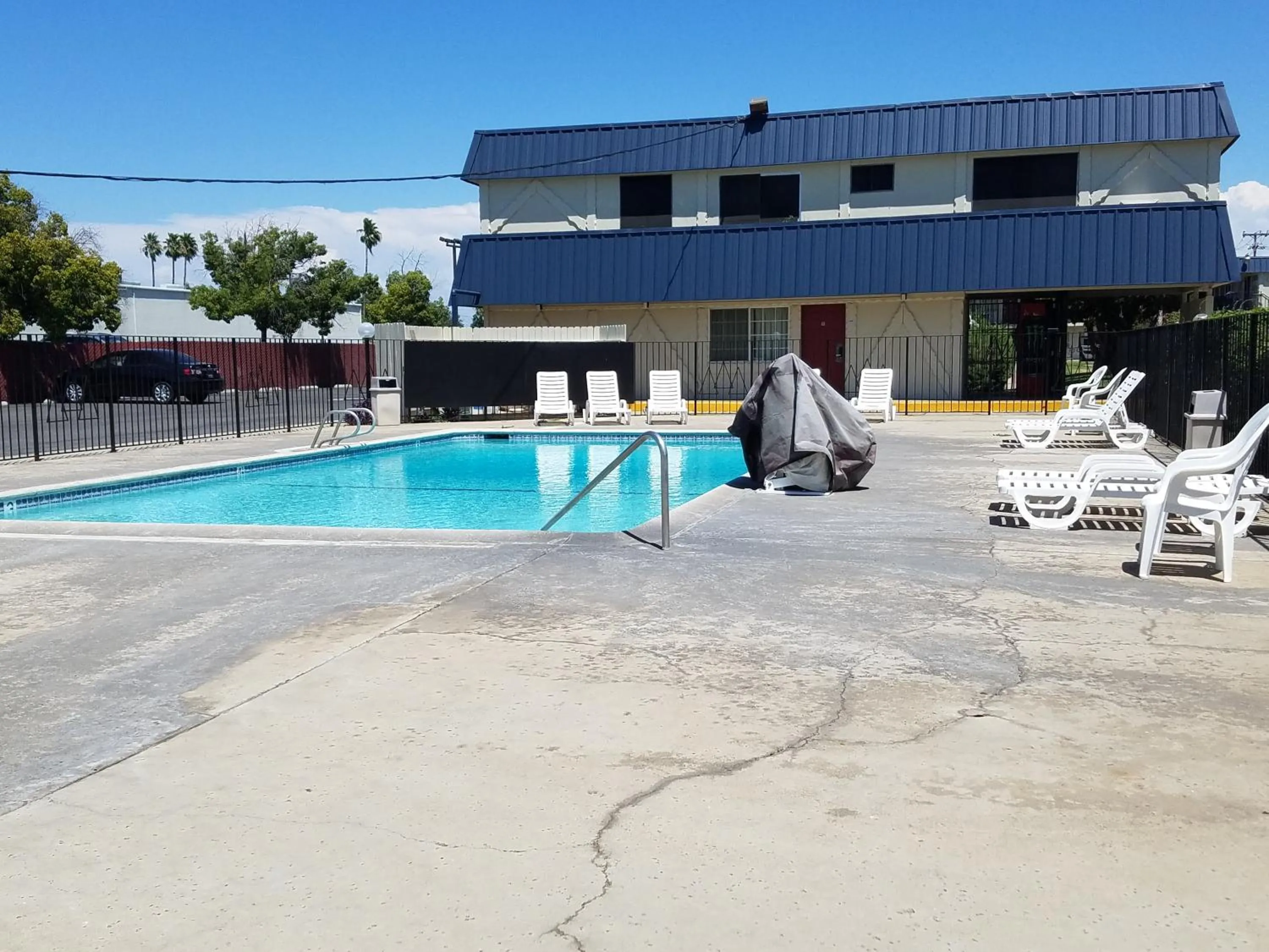 Swimming pool in Economy Inn Fresno Yosemite