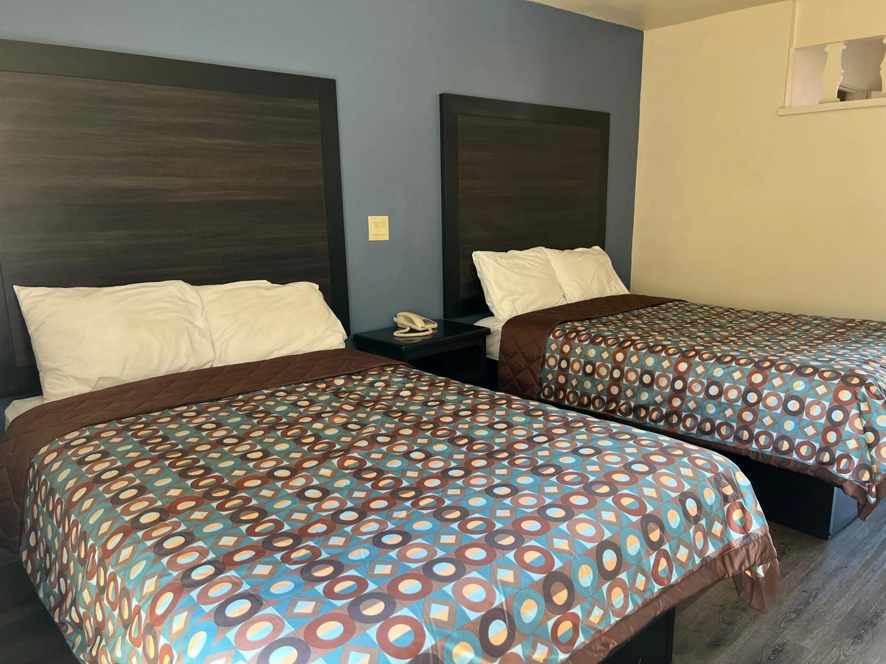 Bed in Economy Inn Fresno Yosemite