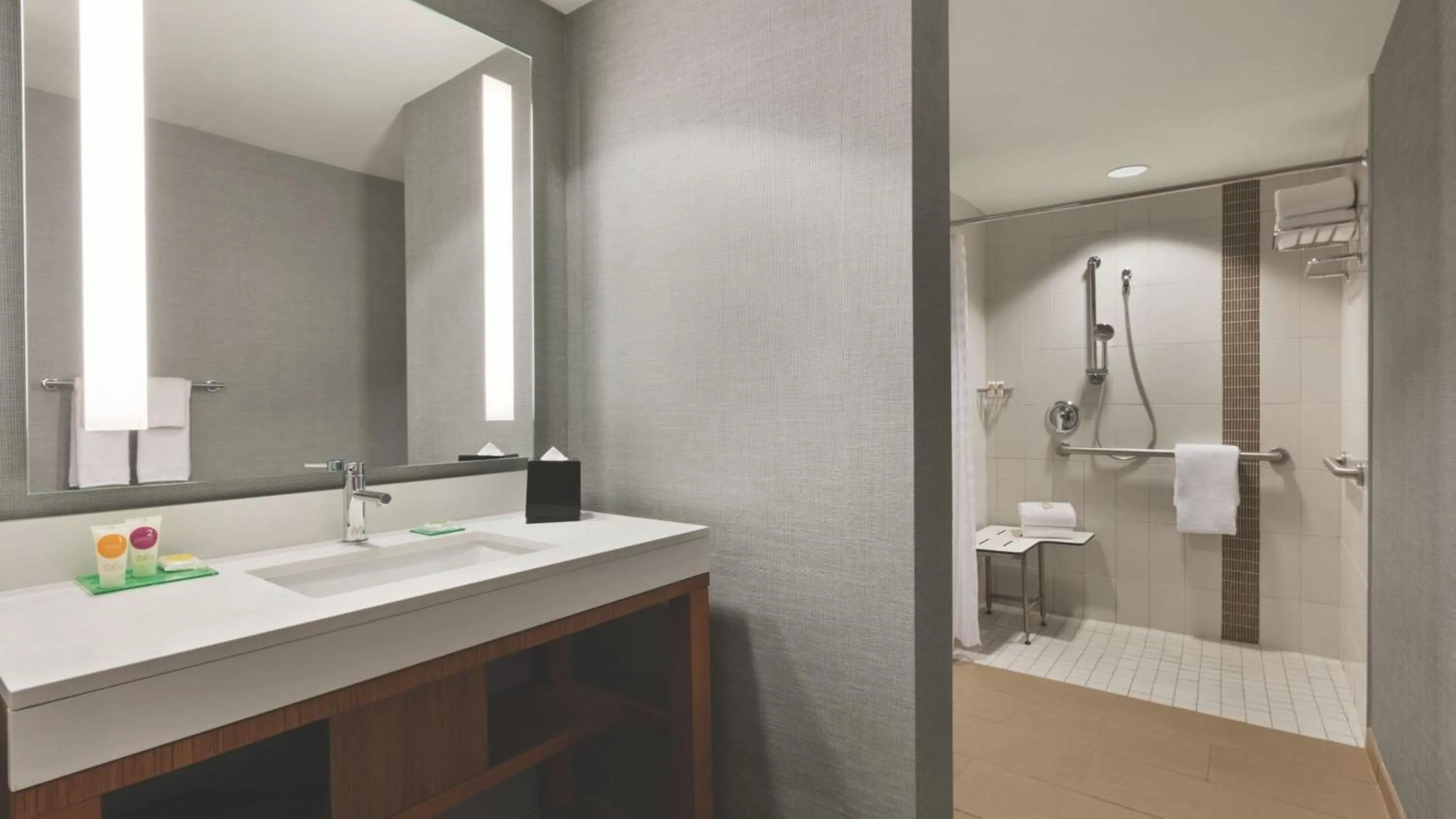 Shower in Hyatt Place Baltimore Inner Harbor