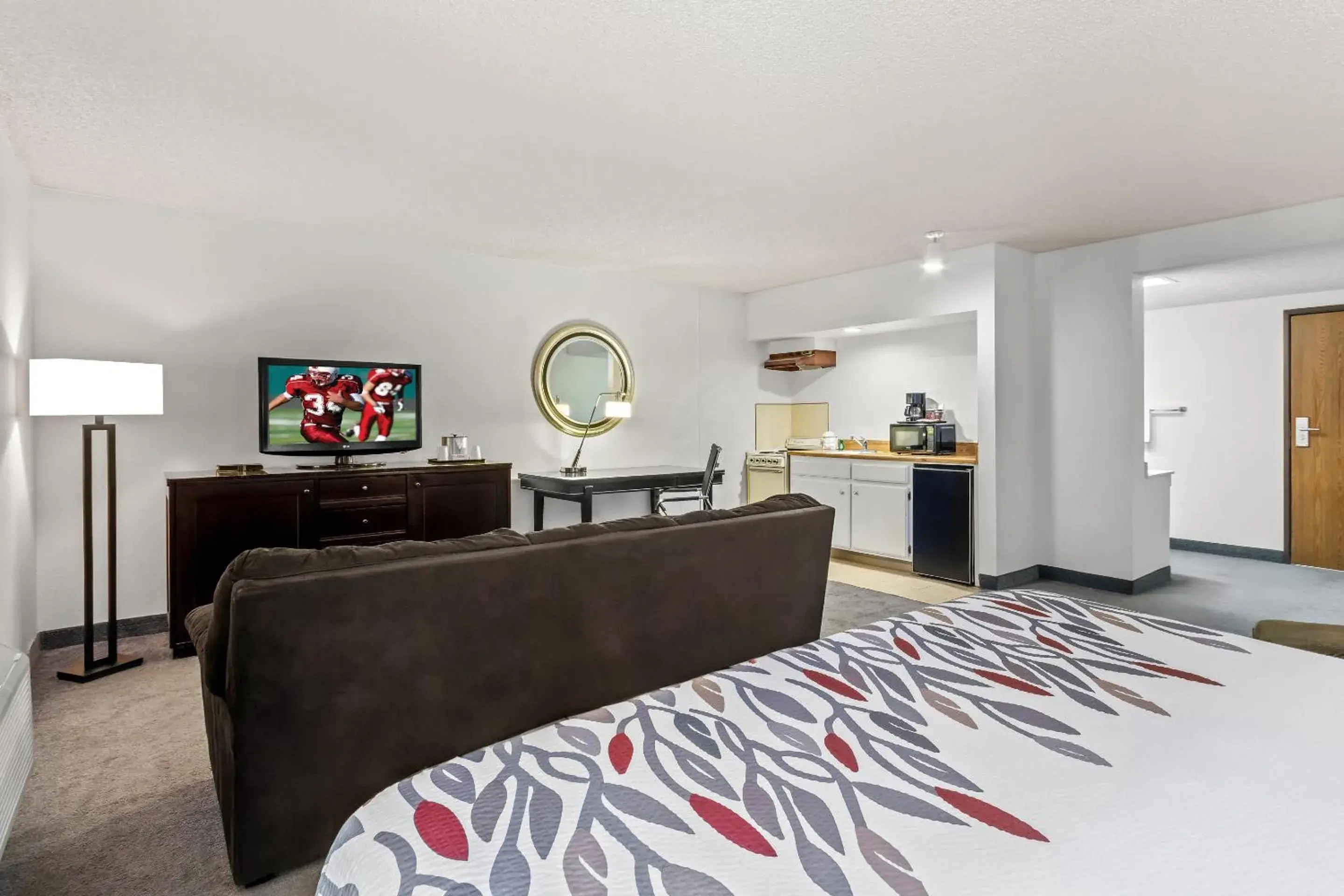 Photo of the whole room, Bed in Red Roof Inn Ridgecrest Photo of the whole room, Bed in Red Roof Inn Ridgecrest