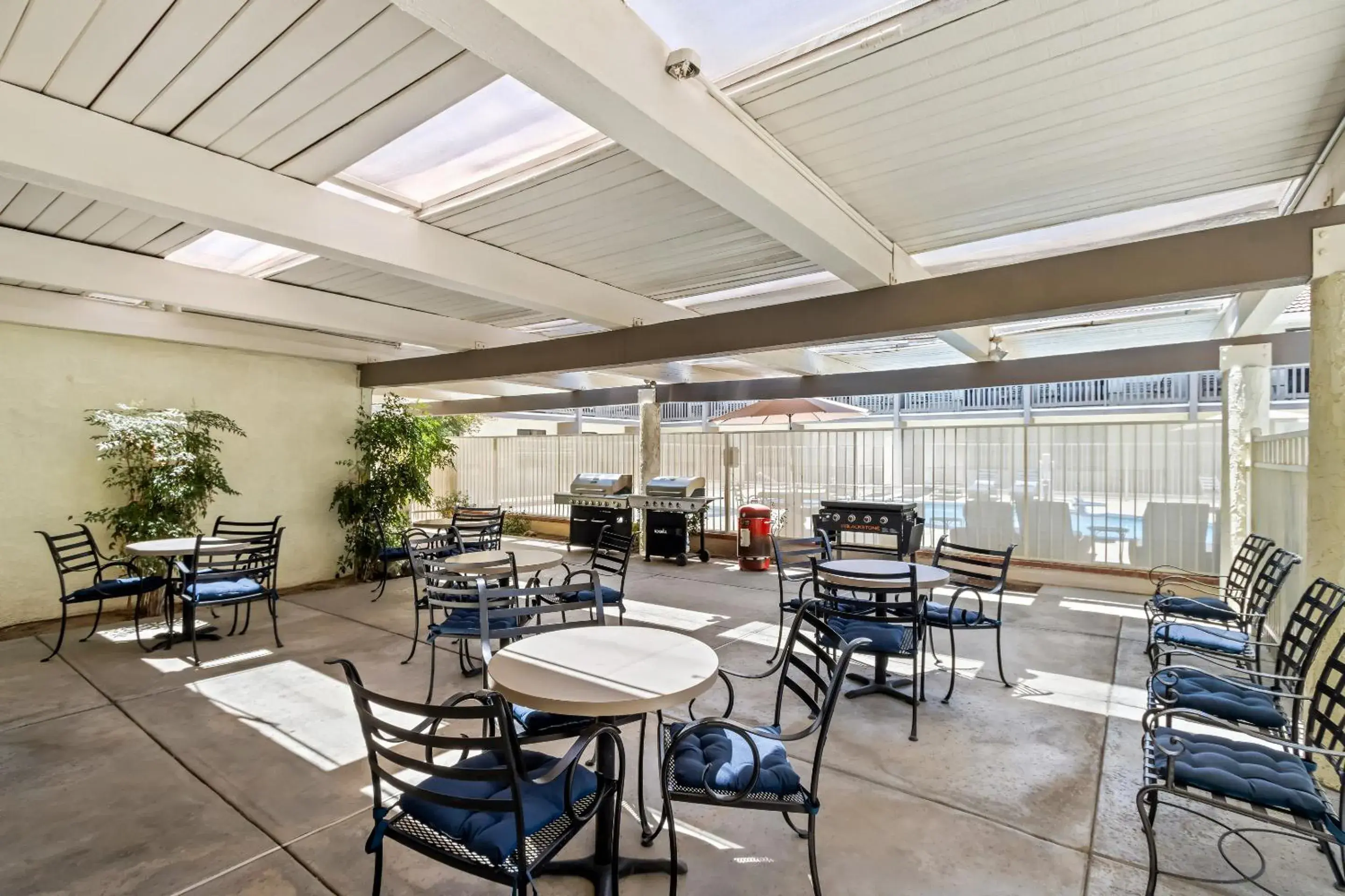Inner courtyard view in Red Roof Inn Ridgecrest Inner courtyard view in Red Roof Inn Ridgecrest