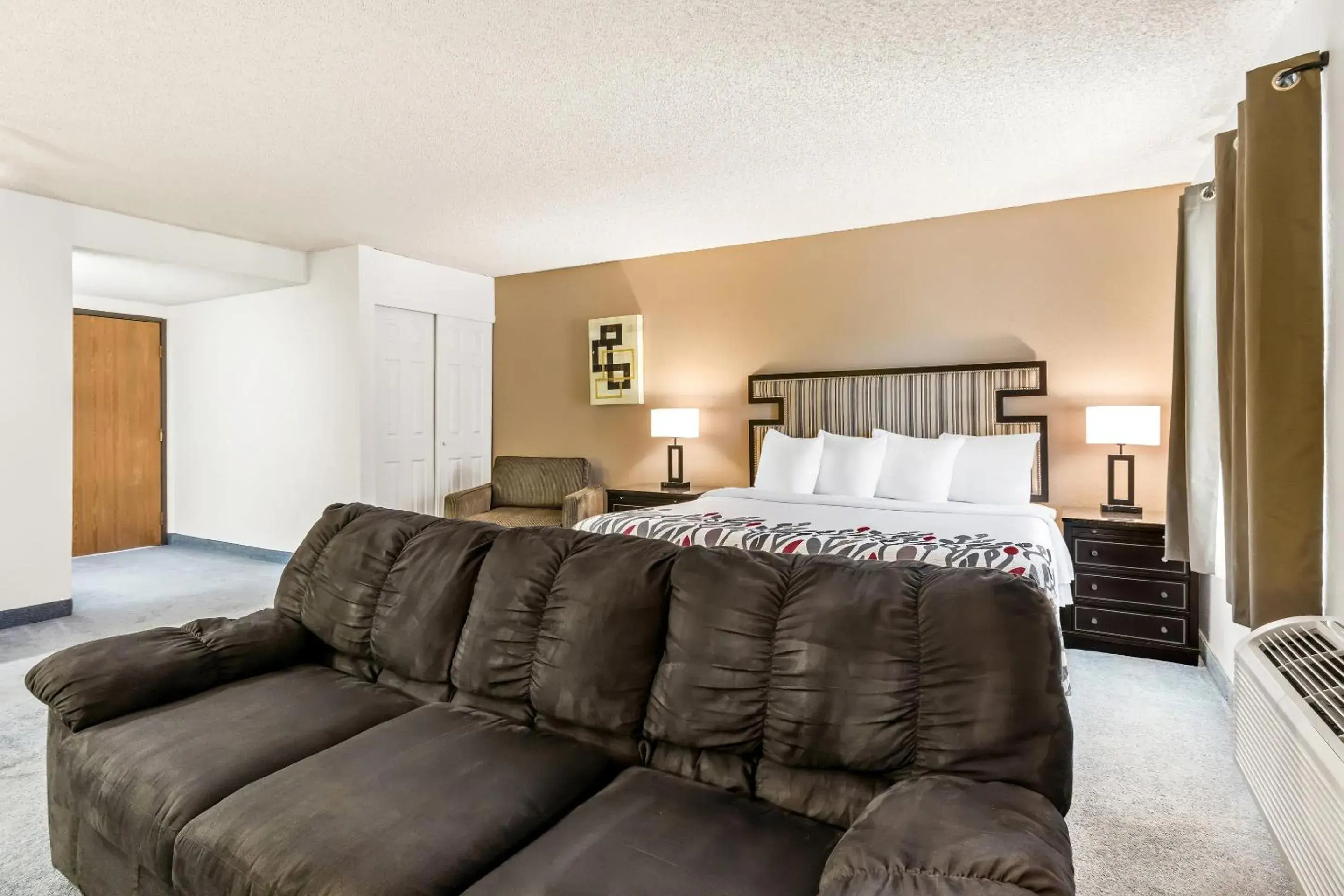 Photo of the whole room, Bed in Red Roof Inn Ridgecrest Photo of the whole room, Bed in Red Roof Inn Ridgecrest