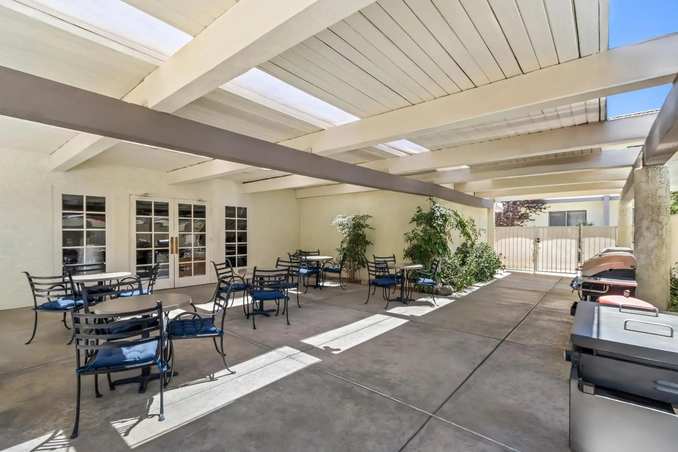 Inner courtyard view in Red Roof Inn Ridgecrest Inner courtyard view in Red Roof Inn Ridgecrest