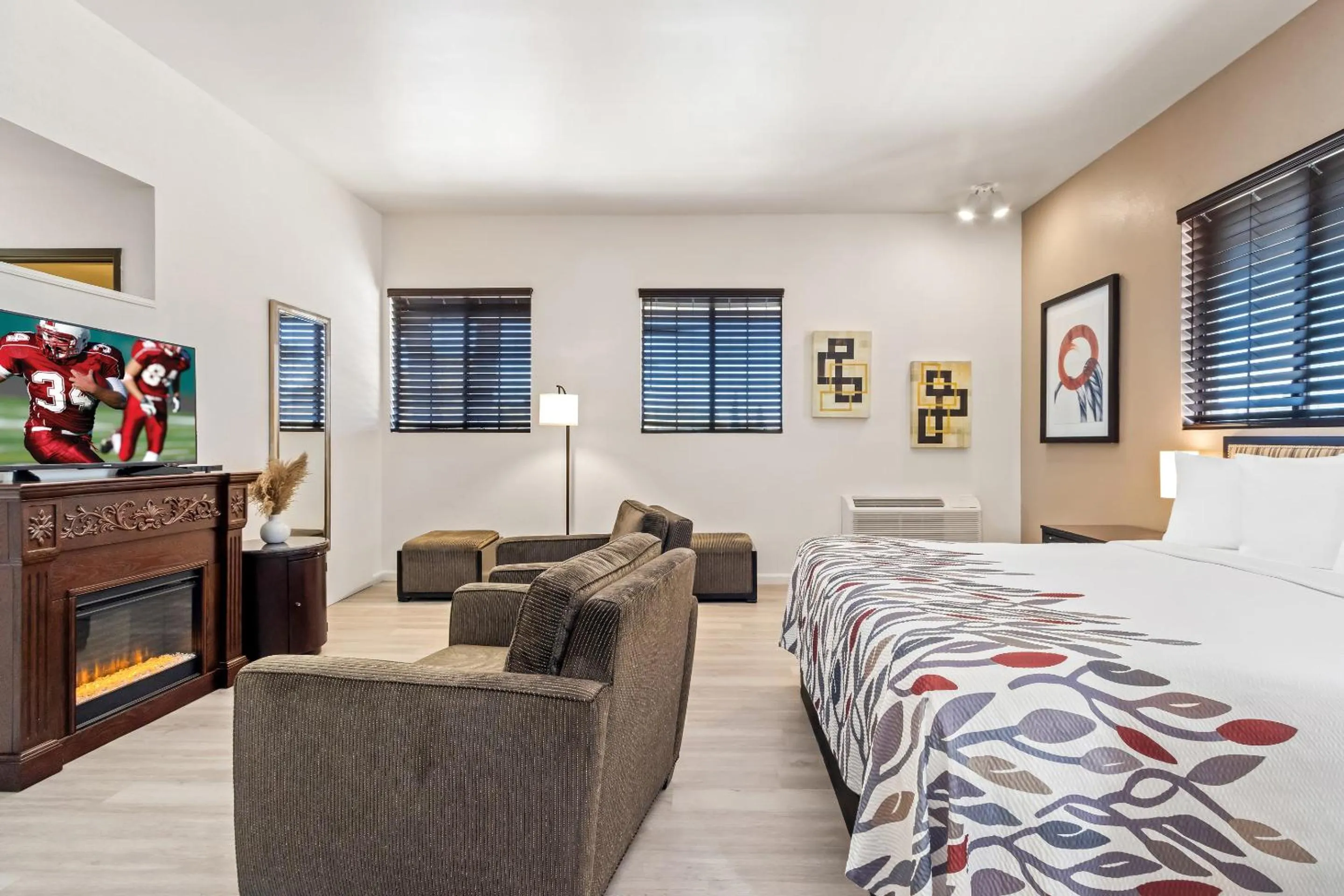 Bedroom, Bed in Red Roof Inn Ridgecrest
