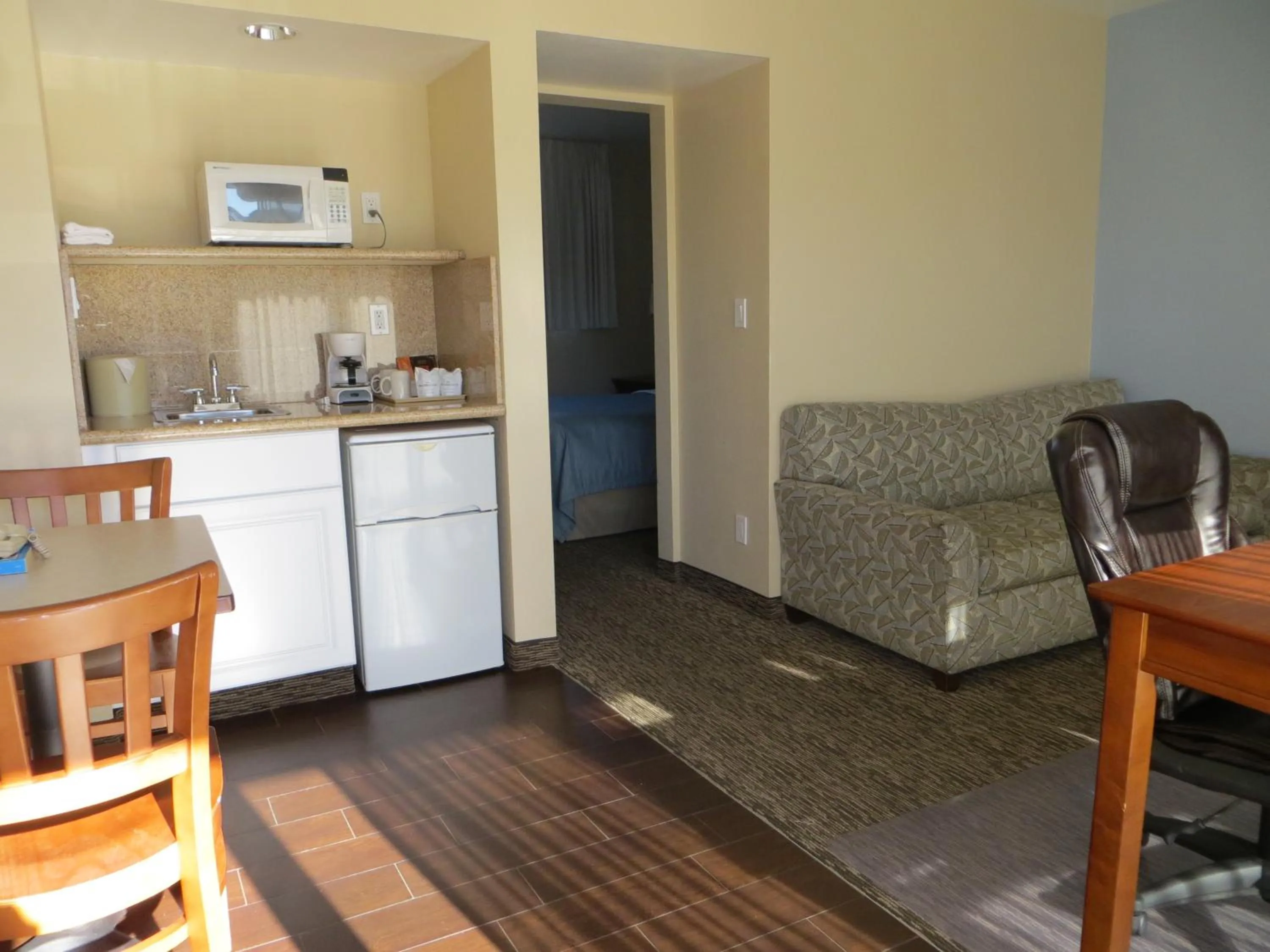 Kitchen or kitchenette in Coronet Motel