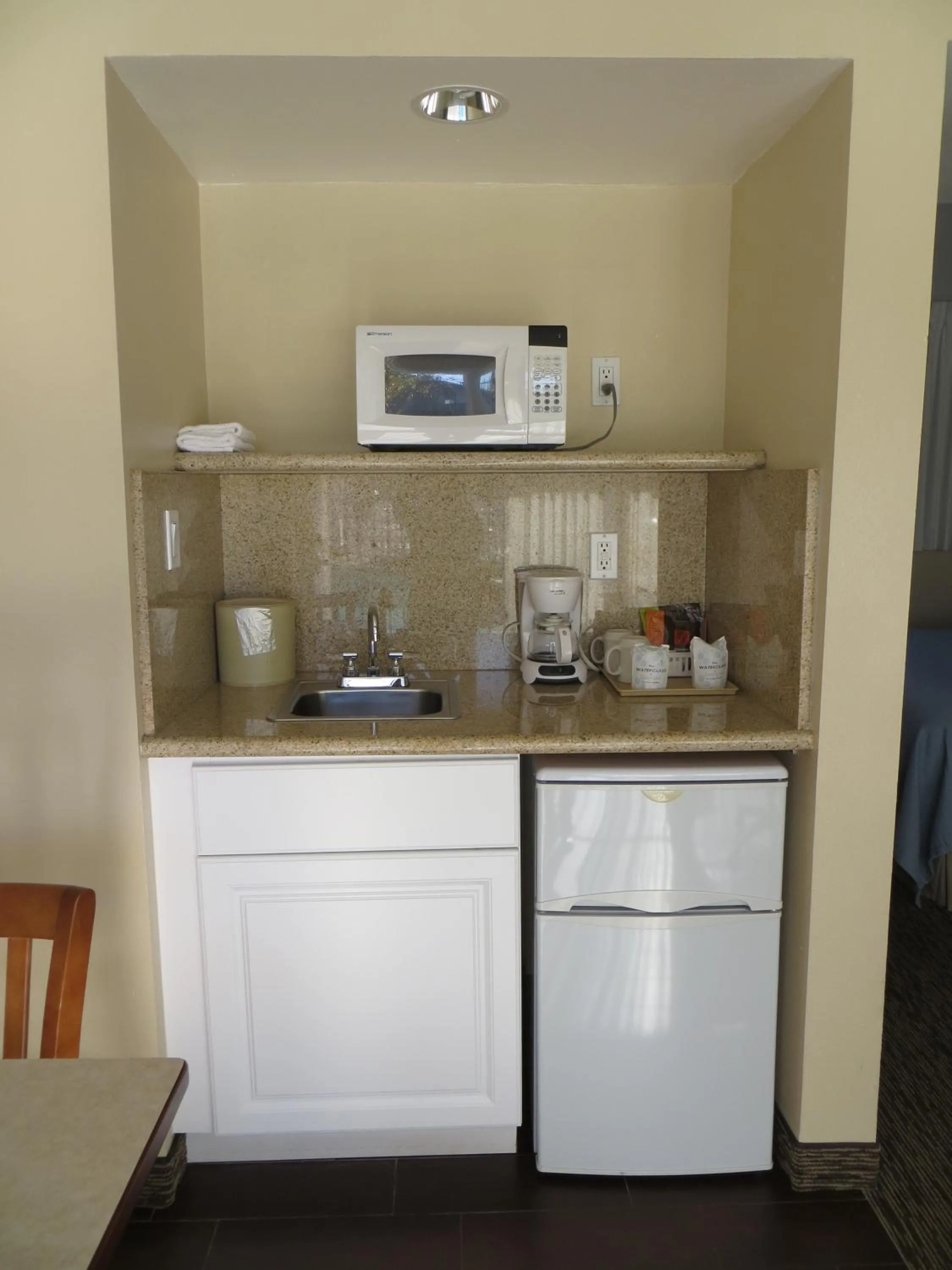 Kitchen or kitchenette in Coronet Motel