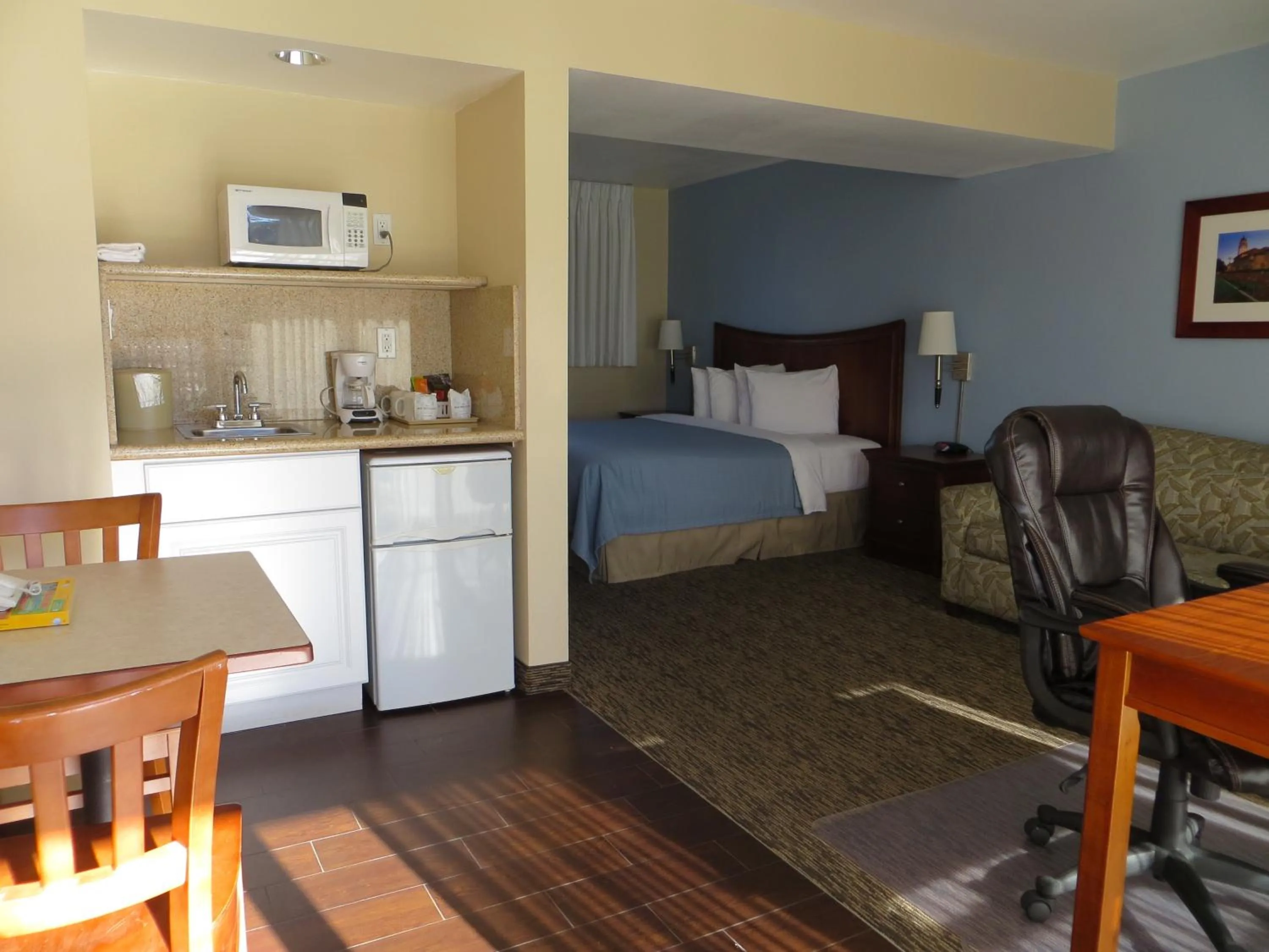 Photo of the whole room, Bed in Coronet Motel