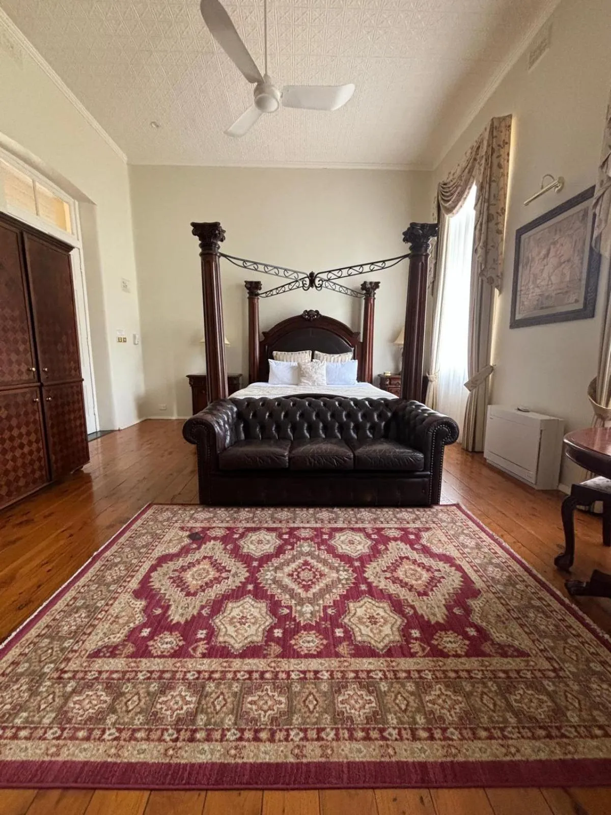 Bed in Hermitage Hill Country Retreat