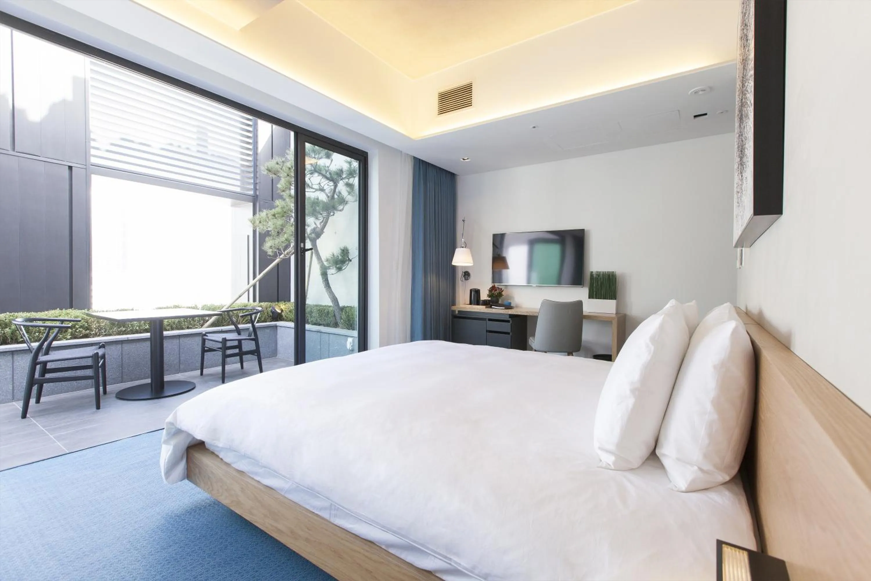 Balcony/Terrace, Bed in StayB Hotel Myeongdong
