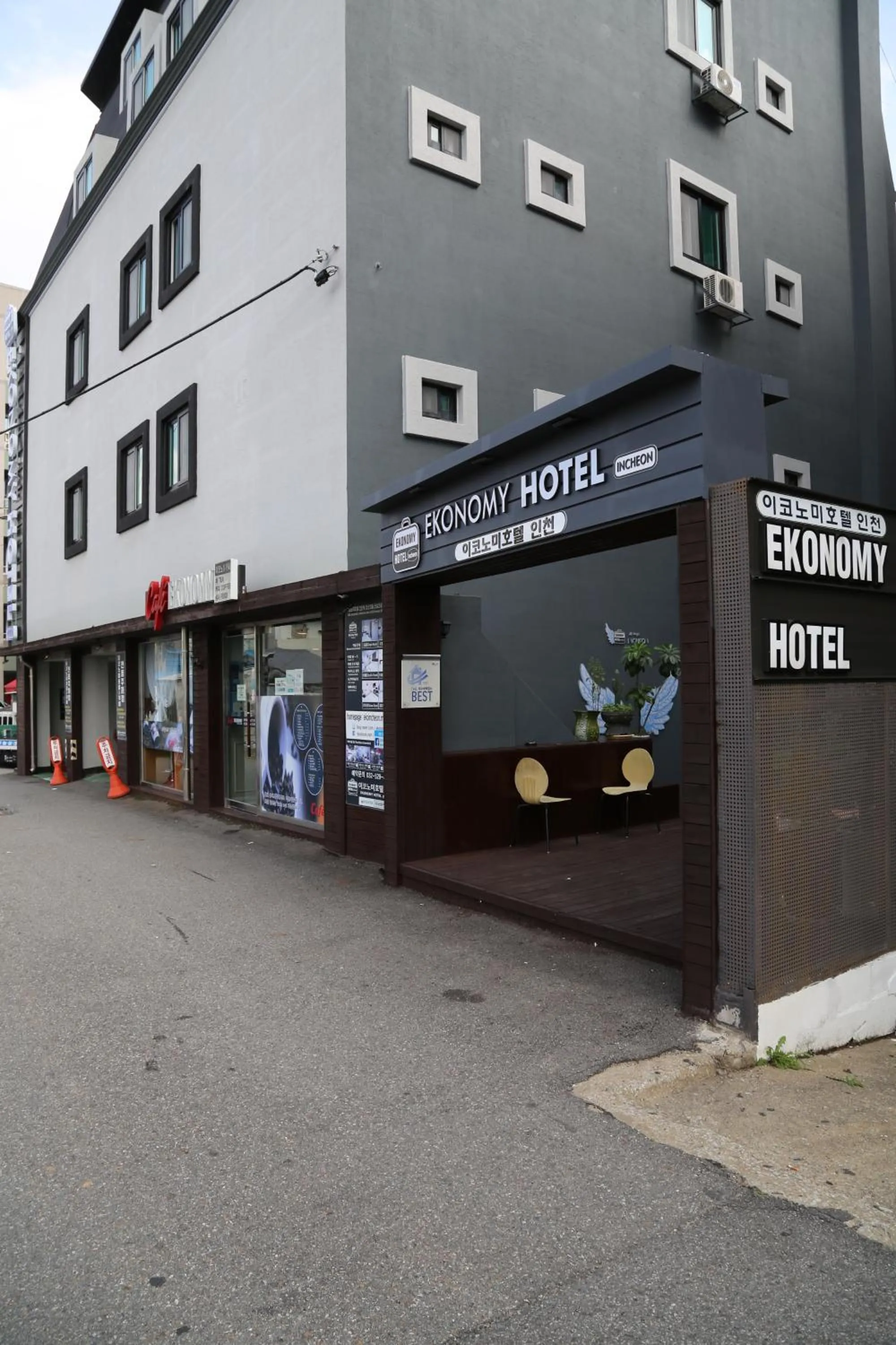 Property building in Ekonomy Hotel Incheon