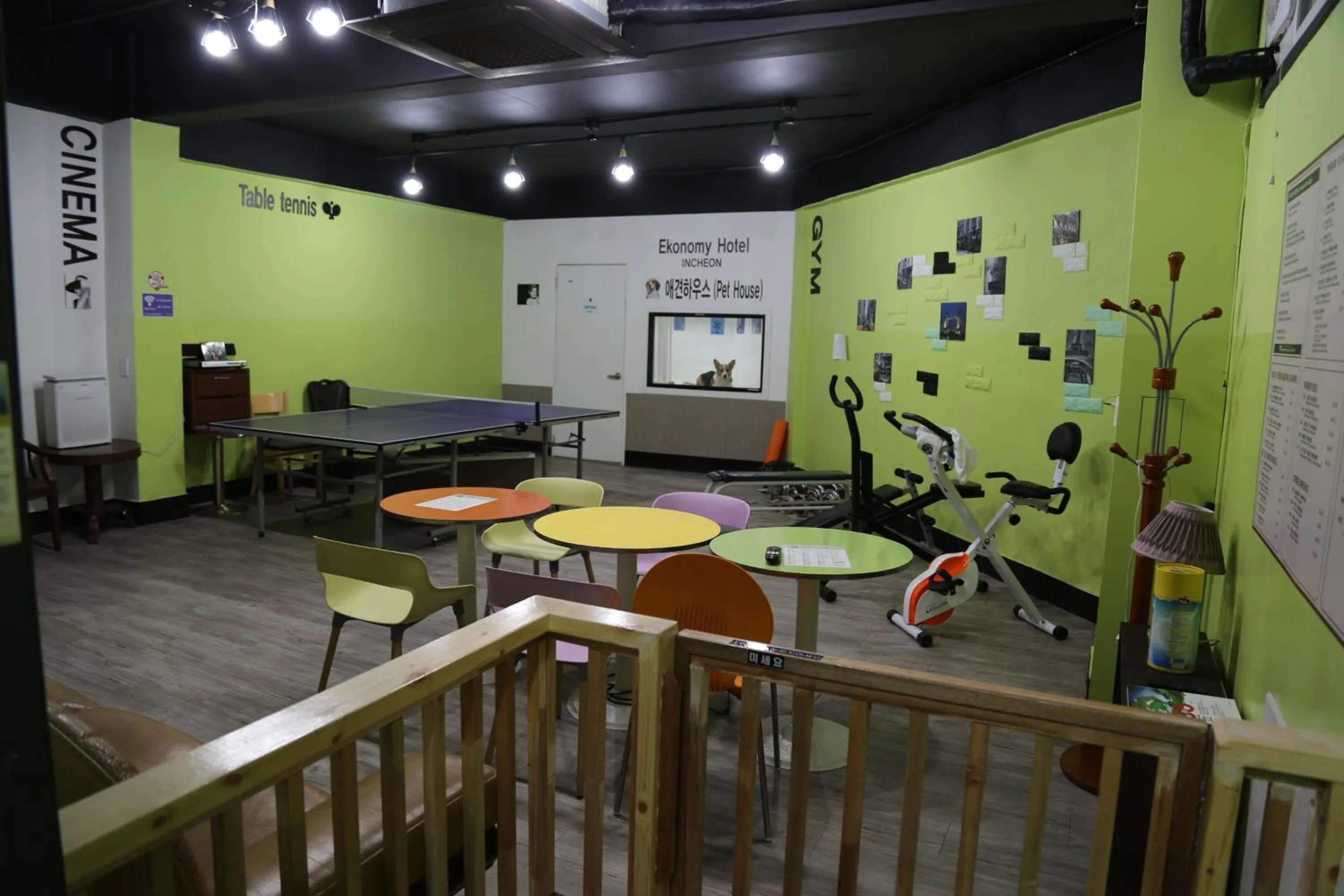 Communal lounge/ TV room in Ekonomy Hotel Incheon