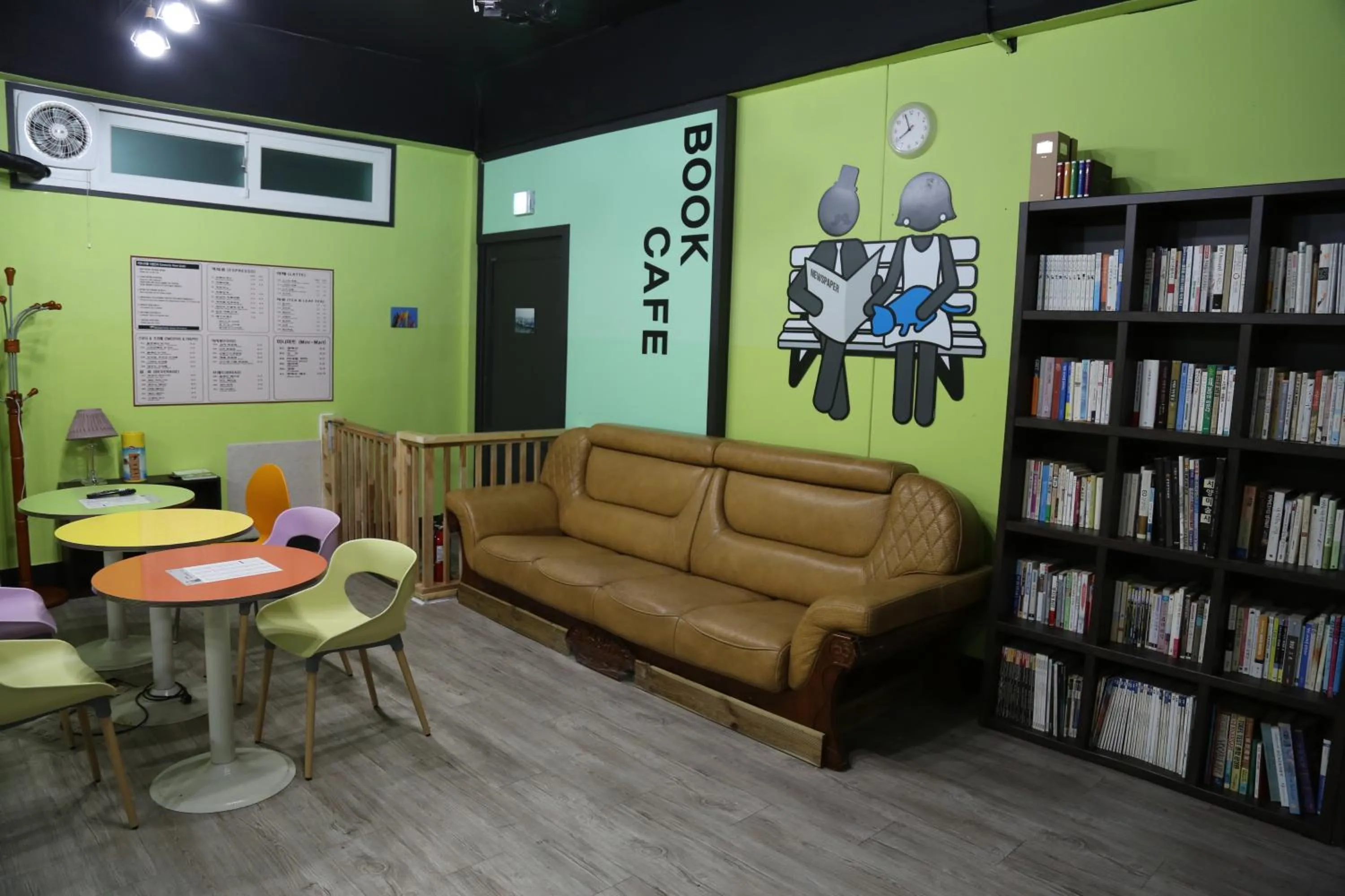 Library in Ekonomy Hotel Incheon