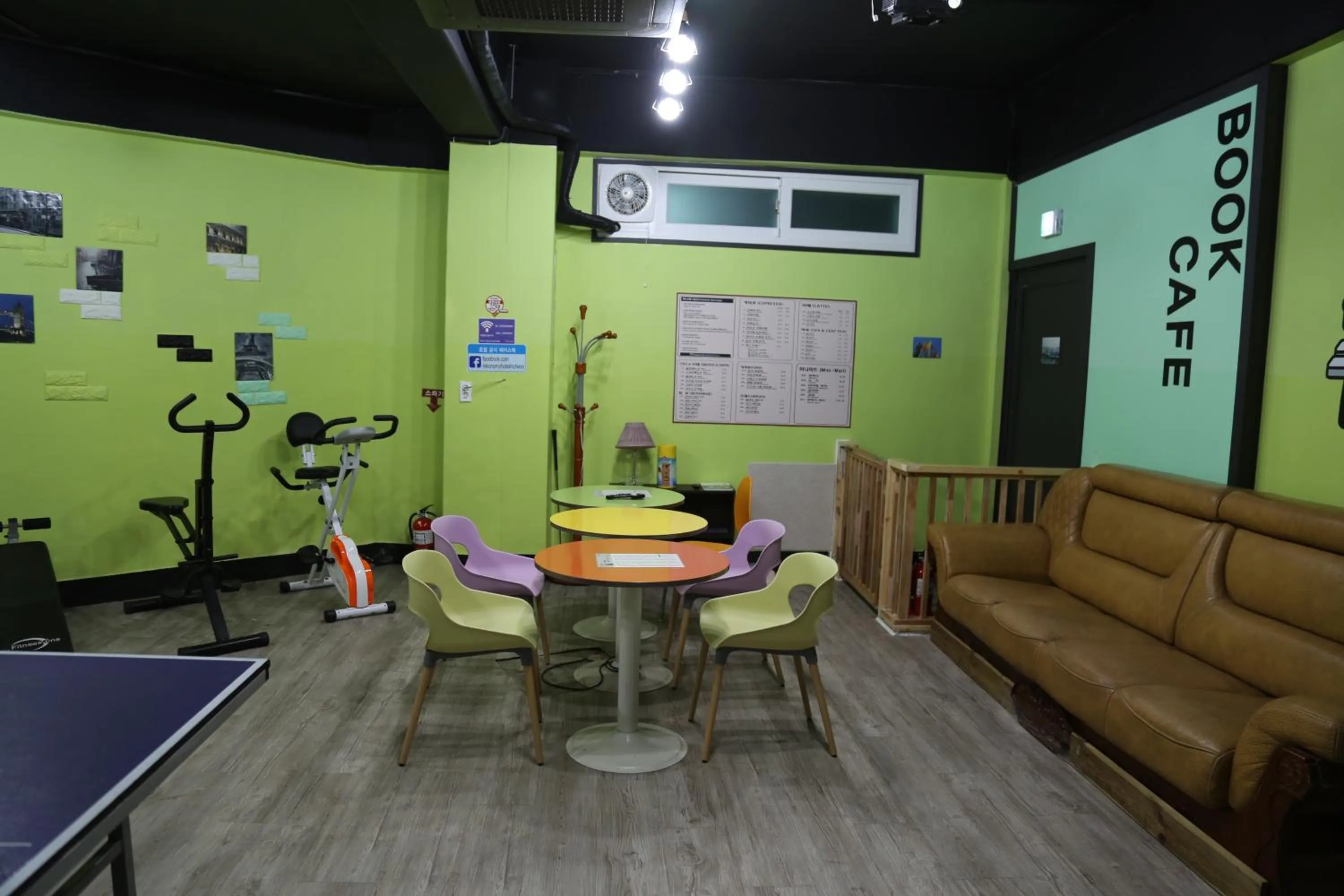 Communal lounge/ TV room in Ekonomy Hotel Incheon