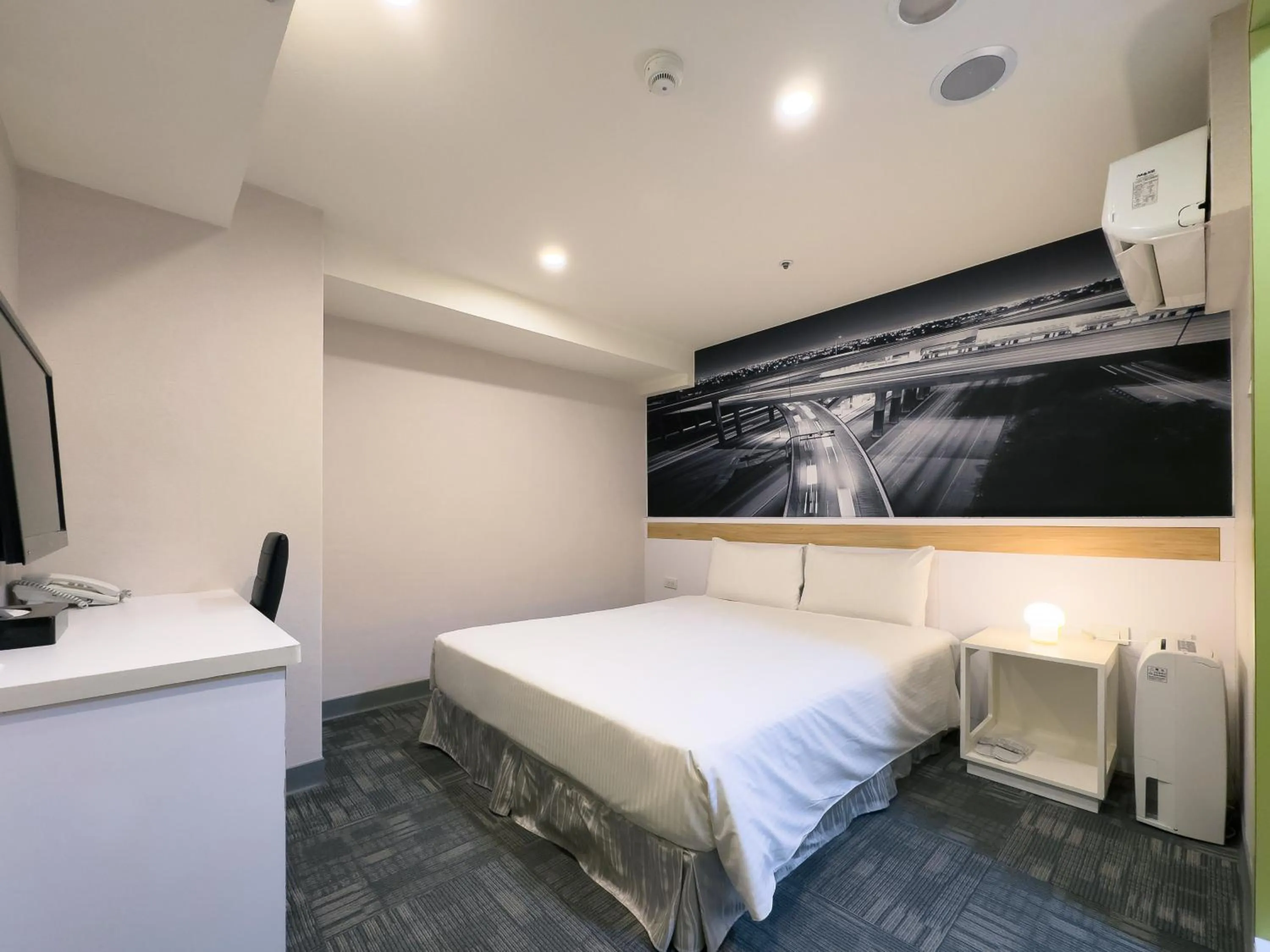 Photo of the whole room, Bed in 9ine Hotel