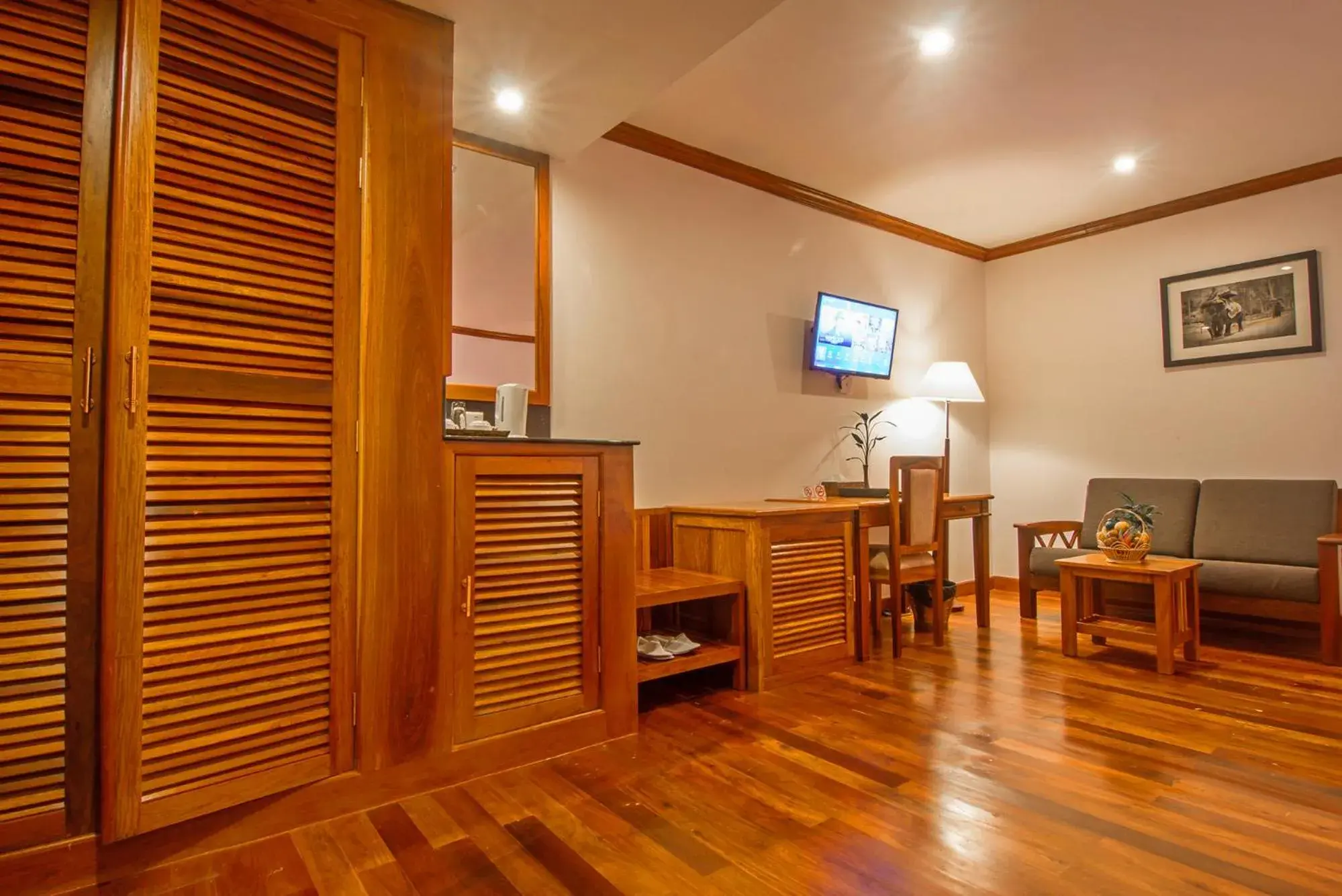 Bedroom, TV/Entertainment Center in Cheathata CTS Hotel Siem Reap