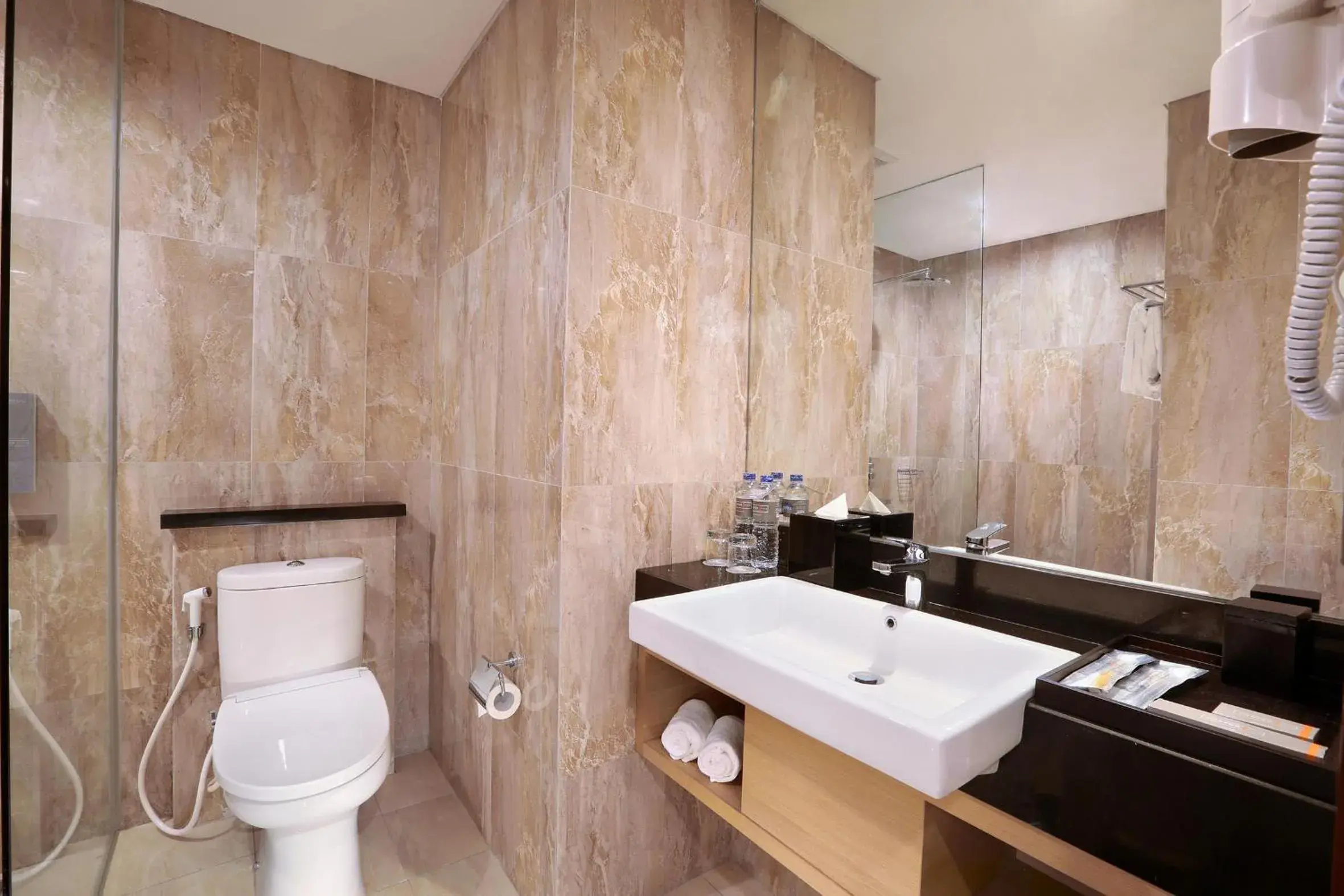 Bathroom in Harper Malioboro Yogyakarta by ASTON Bathroom in Harper Malioboro Yogyakarta by ASTON