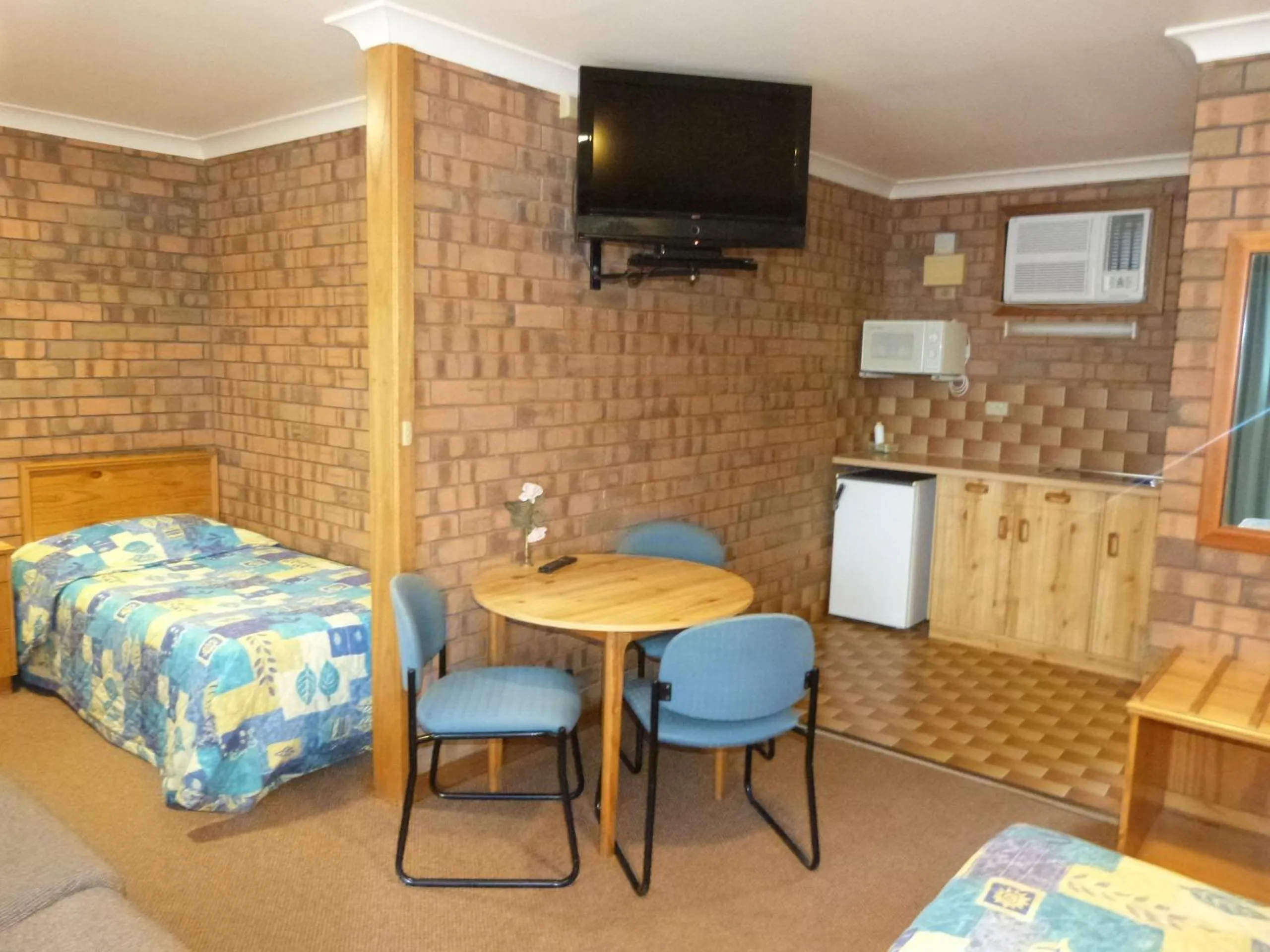 Kitchen or kitchenette, Bed in Wintersun Motel