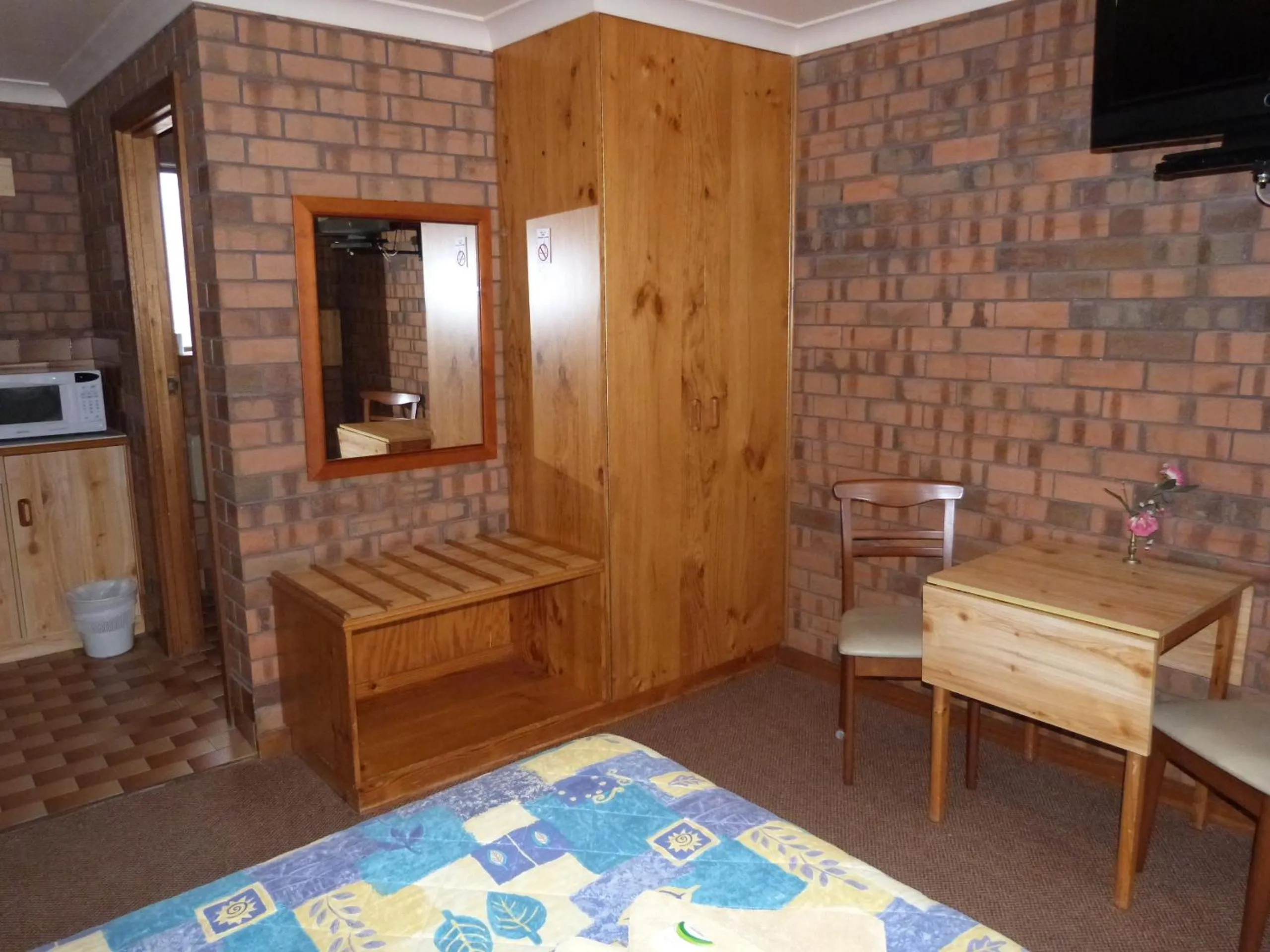 Photo of the whole room in Wintersun Motel