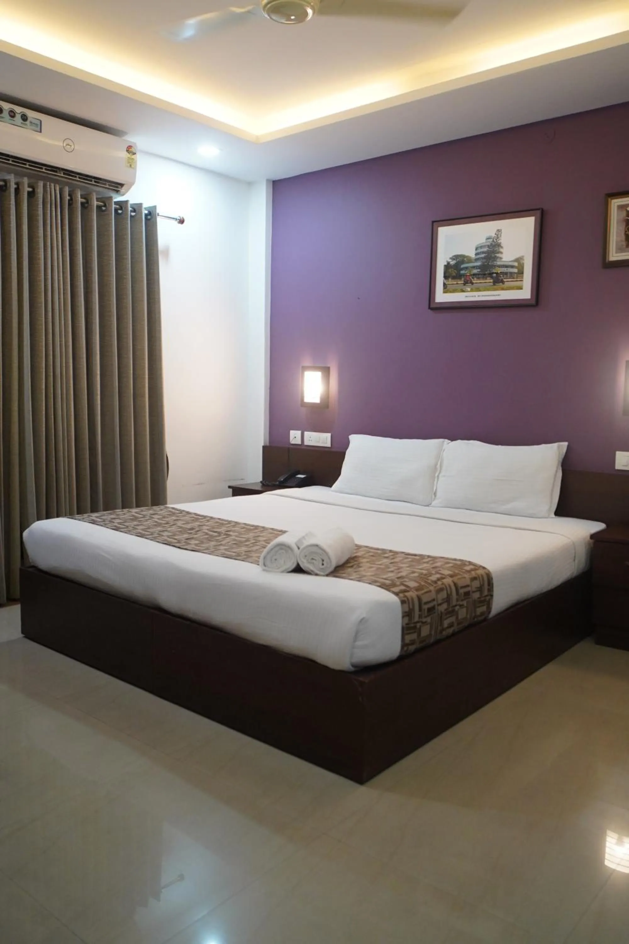 Bedroom, Bed in North Centre