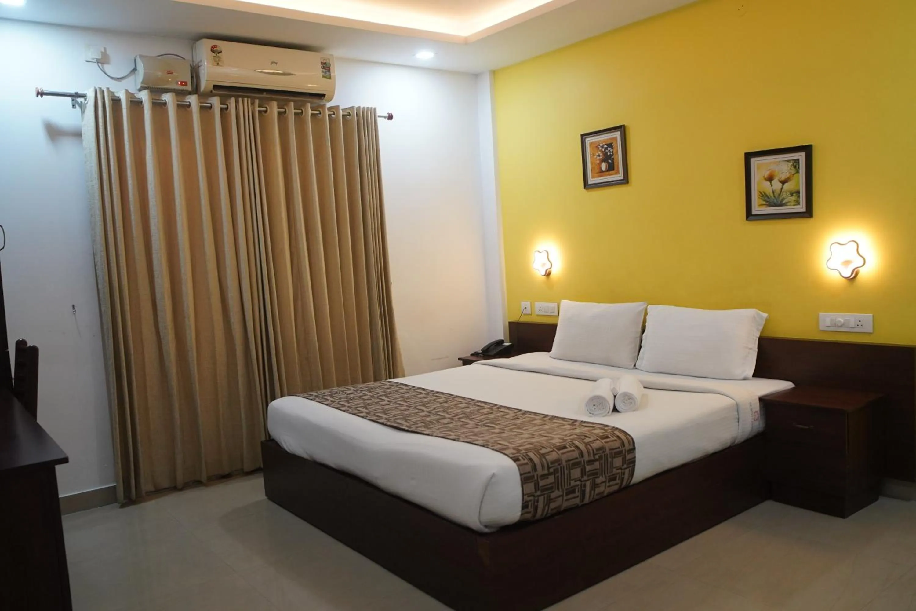 Bedroom, Bed in North Centre