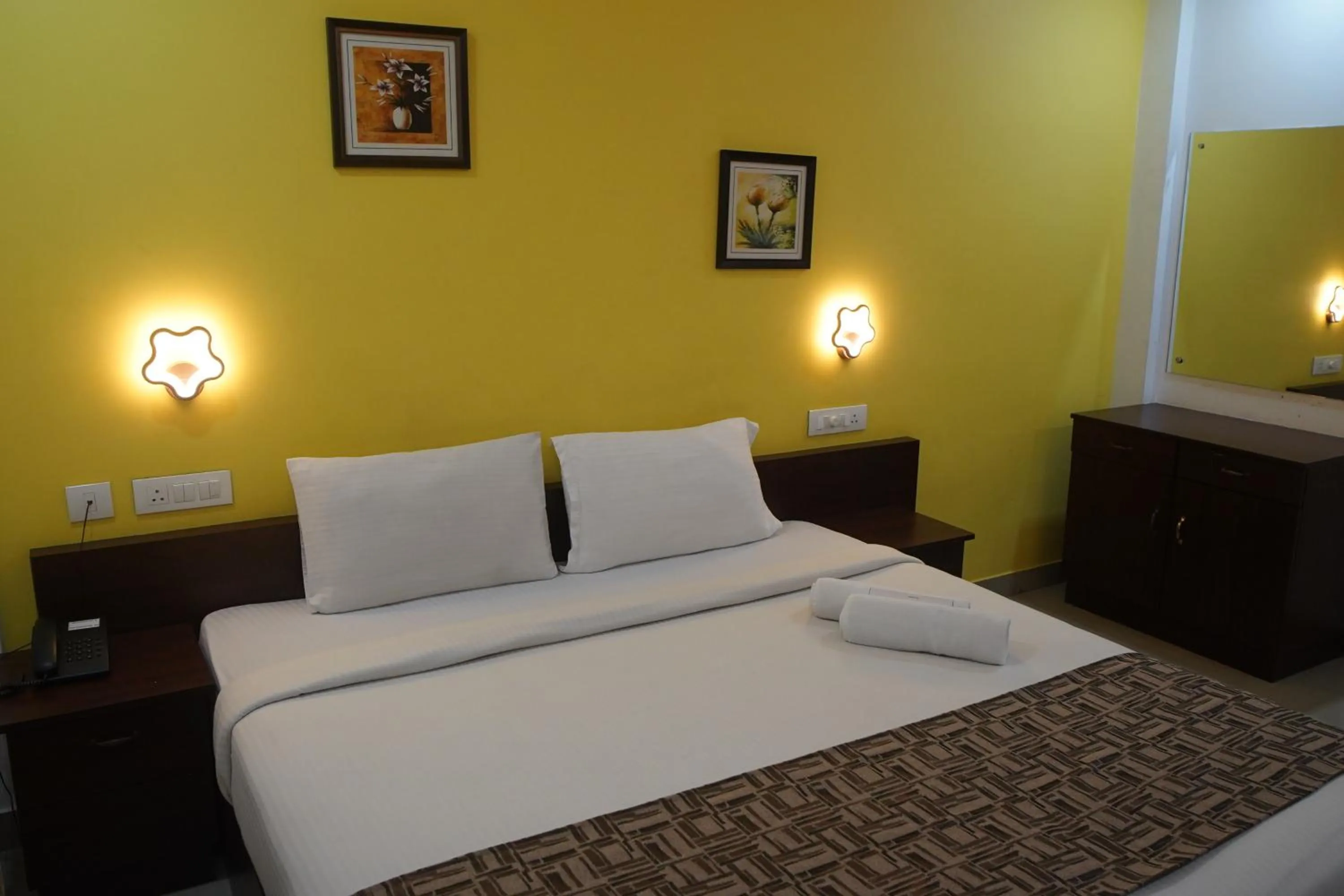 Bedroom, Bed in North Centre