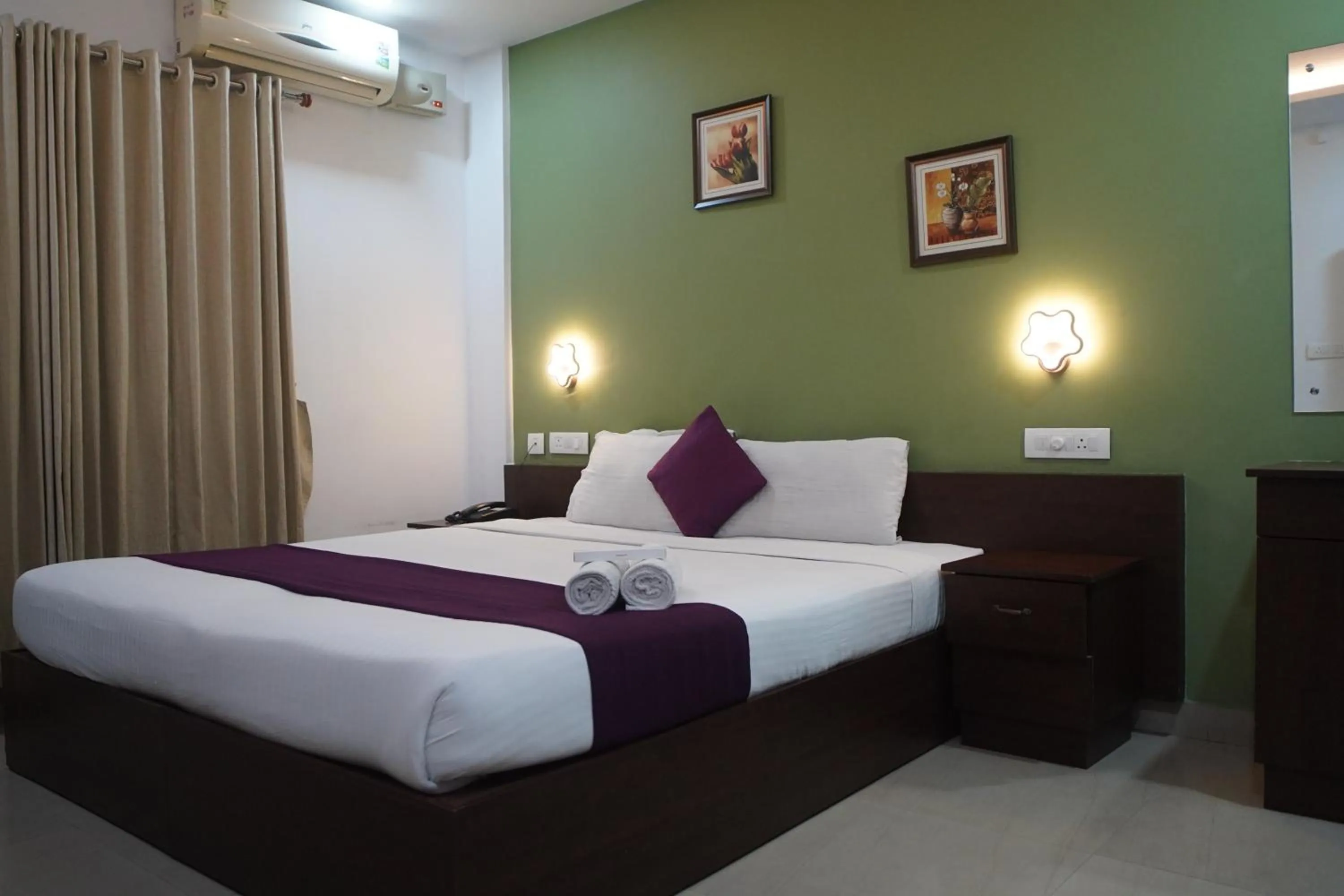 Bedroom, Bed in North Centre