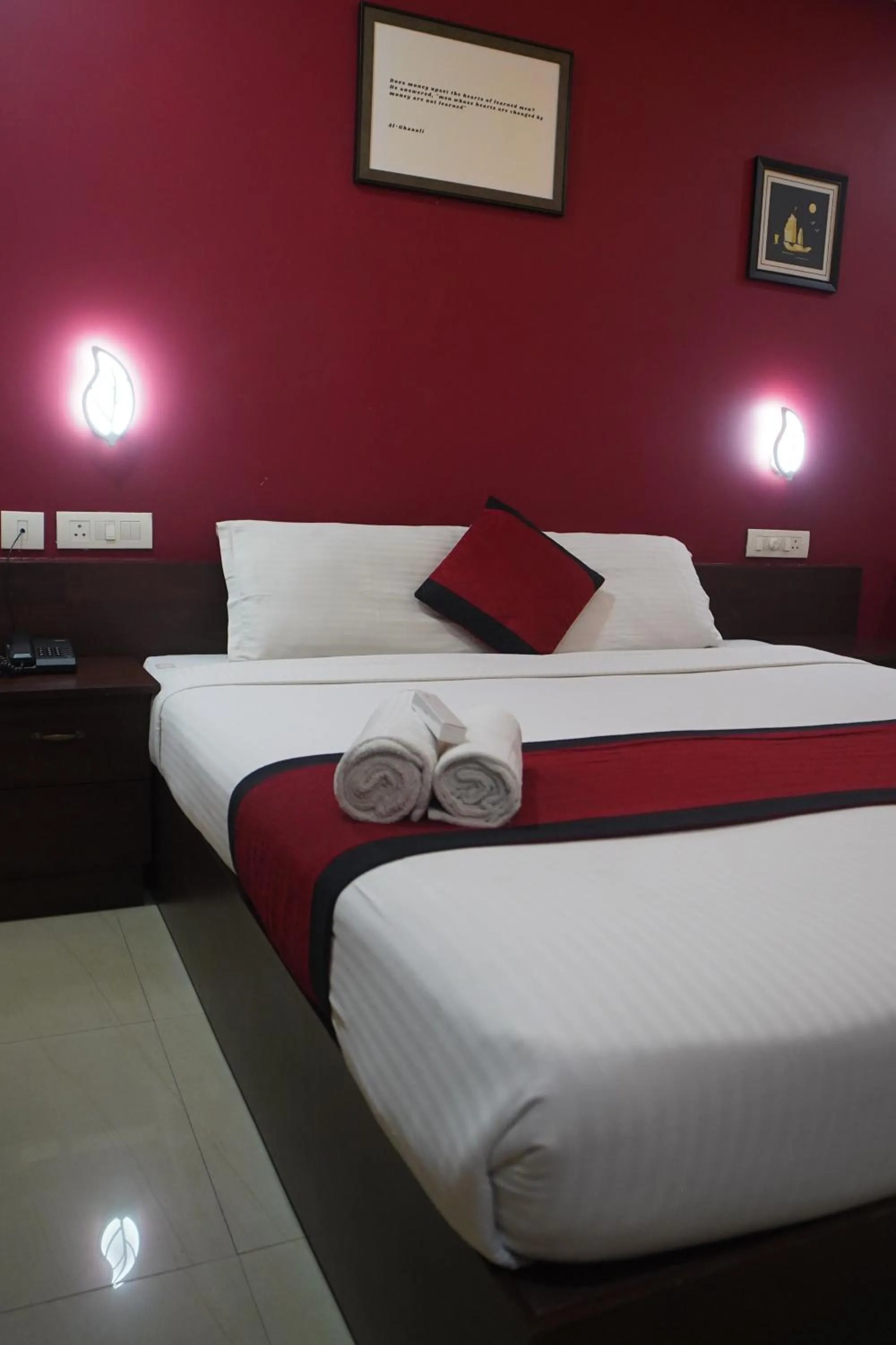 Bedroom, Bed in North Centre