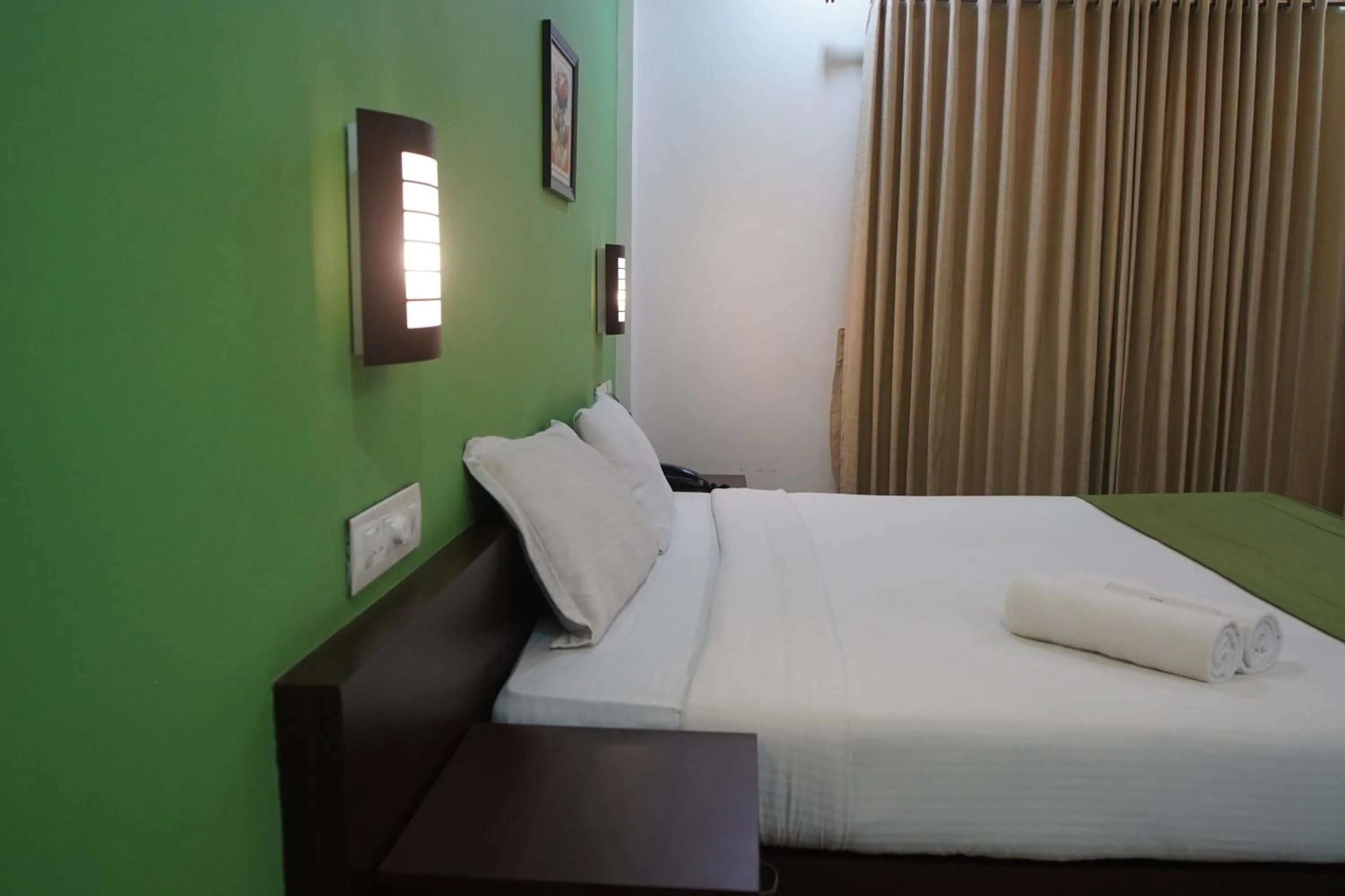 Bedroom, Bed in North Centre