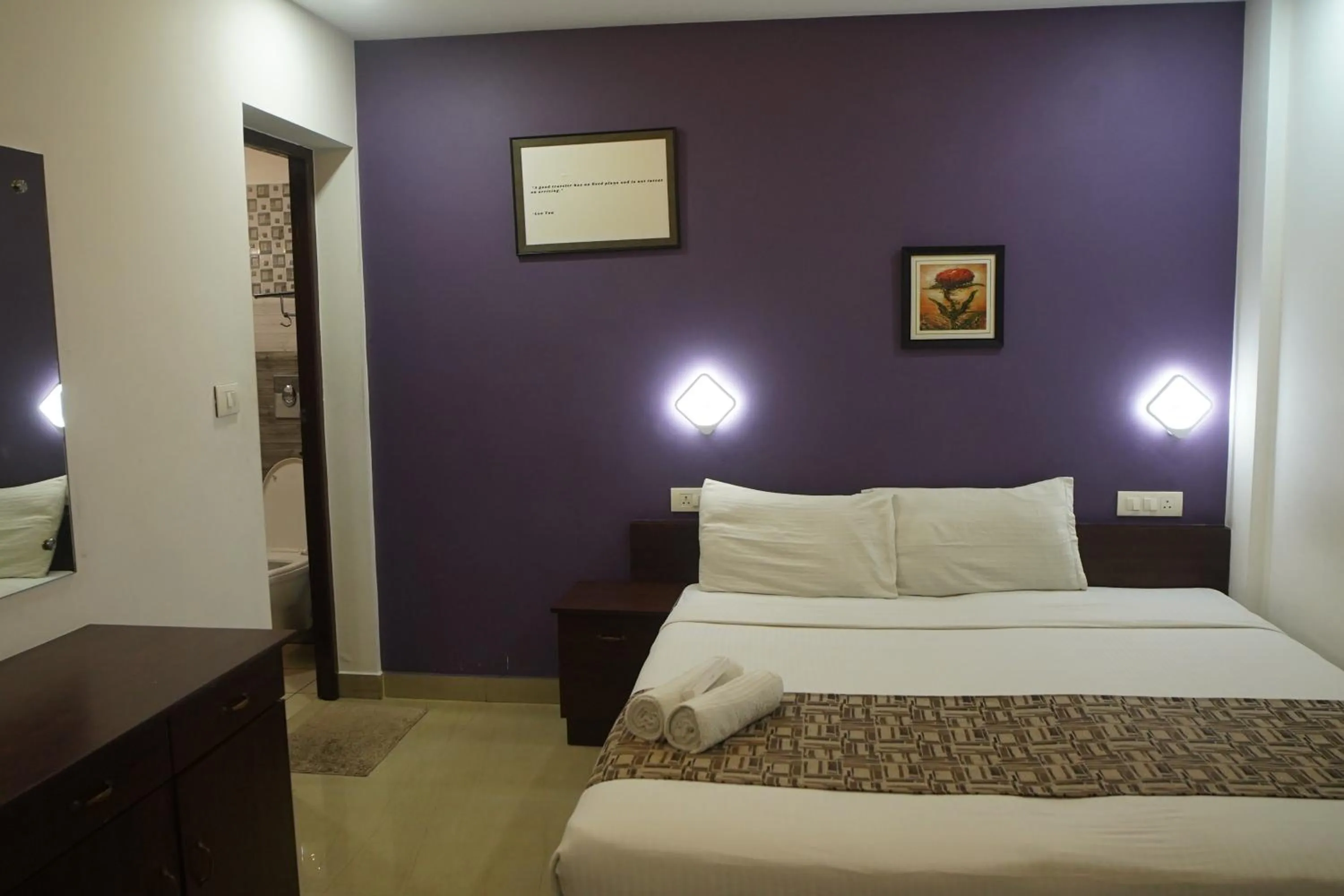 Bedroom, Bed in North Centre