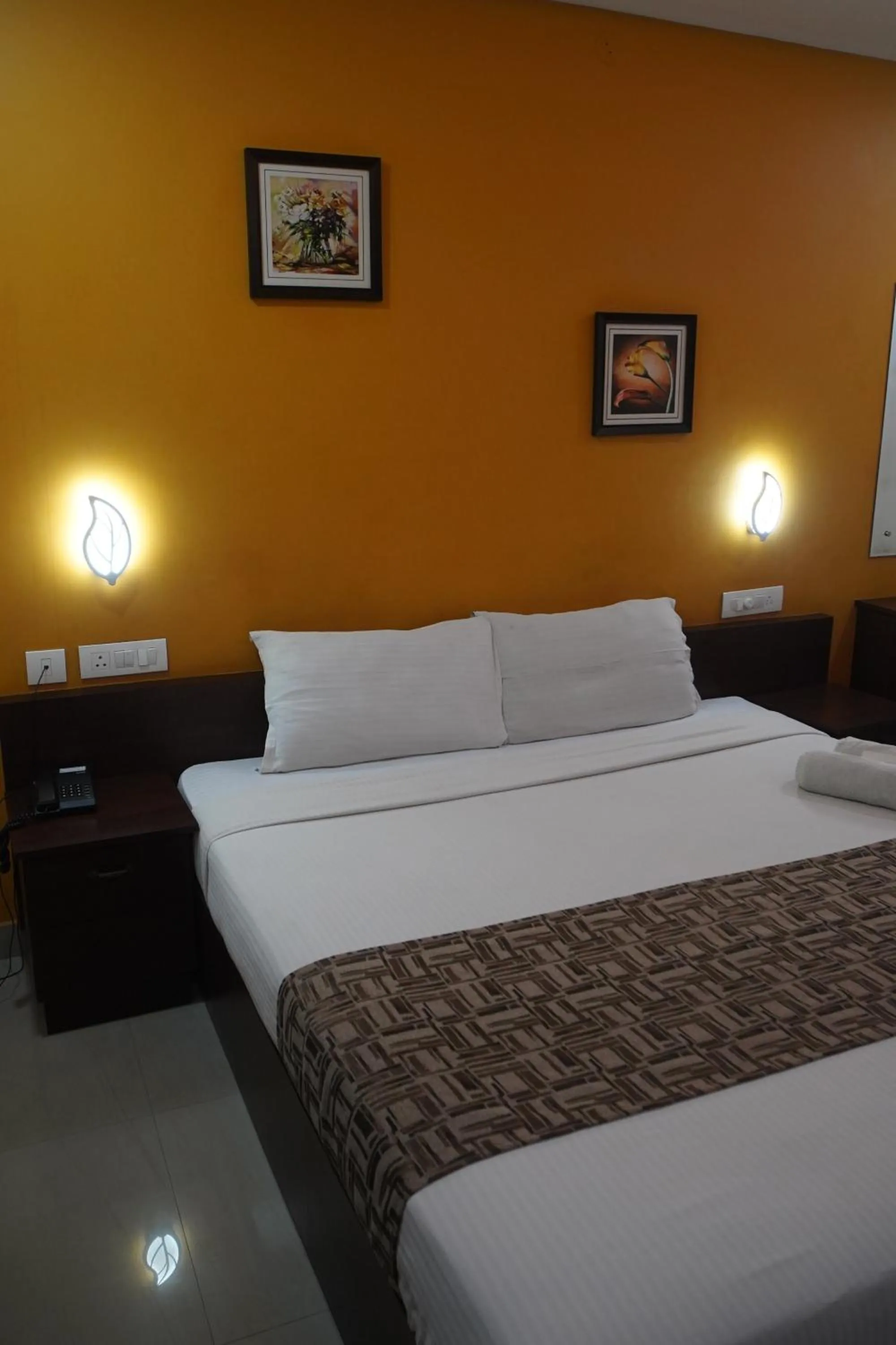 Bedroom, Bed in North Centre