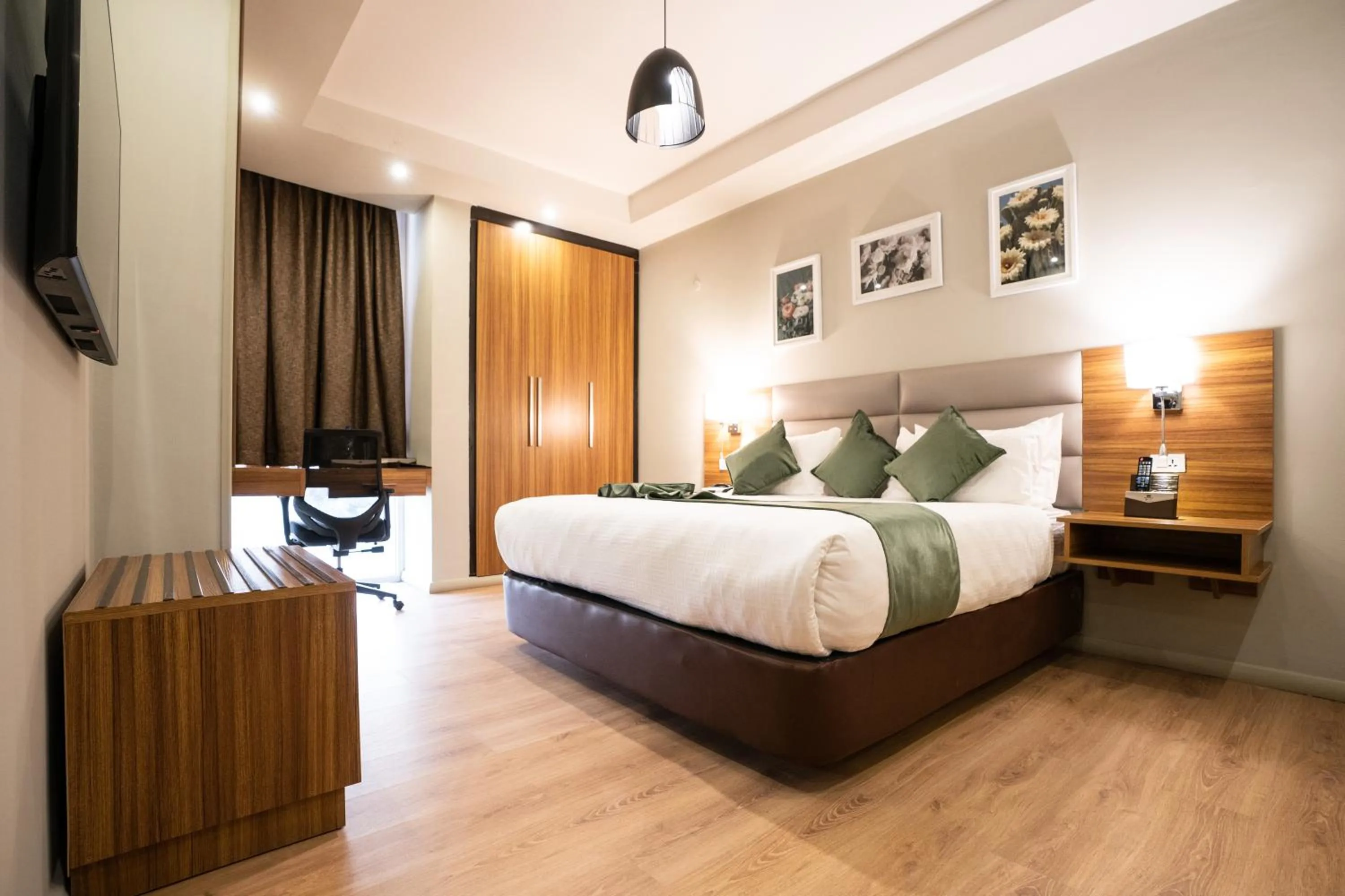 Bedroom, Bed in Monarch Hotel